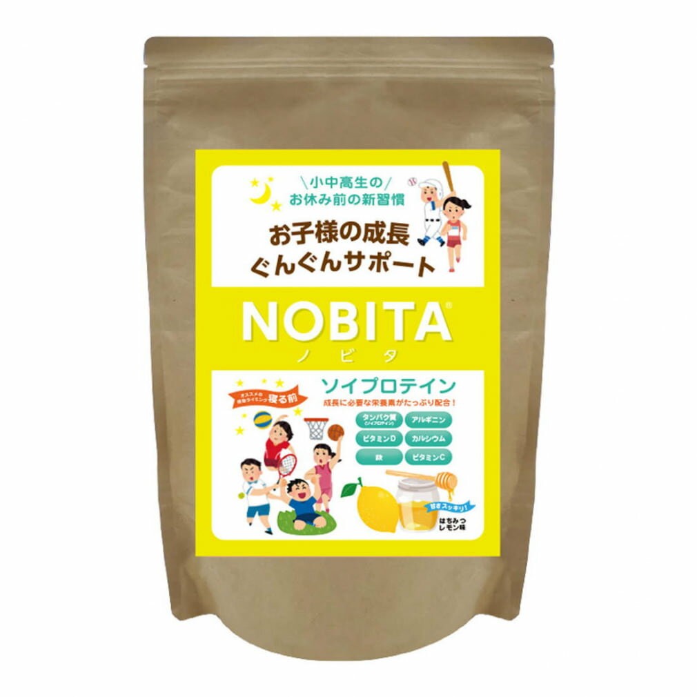 【原材料名】 粉末状大豆たんぱく(脱脂大豆、食用植物油脂)(大豆を含む)、ミルクカルシウム(乳成分を含む)、マルトデキストリン／L-アルギニン、硫酸マグネシウム、酸味料、香料、ビタミンC、甘味料(スクラロース、アセスルファムK)、乳化剤、ピロリン酸第二鉄、ビタミンB6、ビタミンD 【製品の特徴】 アンチドーピング機構所属薬剤師の中野翔氏が監修し開発したソイプロテイン。 【小中高生の成長期サポート】 骨が伸びるために必要な成長ホルモン。 成長ホルモンの材料となるタンパク質や成長ホルモンの分泌量に影響するアルギニンを高配合。寝ている間に成長期をサポート。 【回復サポート】 人体や腱の主成分であるコラーゲン。 コラーゲンの体内合成をサポートする。 たんぱく質＋鉄分＋ビタミンCを高配合。 寝ている間に回復サポート。 【オススメの飲み方】 1日1回就寝前 40kg以下のお子様は1回1さじを100cc 40kg以上のお子様は1回2さじを200ccをお好みの飲料に溶かしてご利用ください。 一押しの飲み方：牛乳 【アレルギー物質(28品目)の使用】 乳、大豆 　⇒うち特定原材料(7品目)　乳 　⇒うち準特定原材料(21品目)　大豆 　⇒製造ラインでのアレルギー物質汚染・混入の可能性　なし 【注意点】 お客様より、NOBITAソイプロテインを飲んだ後に鼻血が出るご報告を2例頂いております。 アルギニンは成長ホルモンを促すアミノ酸ですが、もう一つの作用として血管を拡げて血流を良くするアミノ酸でもあります。 鼻は粘膜が薄く、さらに毛細血管が集合しているため、血流が良くなることで出血しやすい部位です。 鼻血の出やすいお子様は、摂取量を減らしてお飲みいただけたらと思います。 【摂取方法】 お好みの飲料に溶かしてご利用ください 【味】 はちみつレモン 【1回あたり栄養成分表示】 1食(20g)当たり:エネルギー75kcal、たんぱく質16.1g、脂質0.7g、炭水化物1.2g、食塩相当量0.4g、ビタミンB6 2.2mg、ビタミンC 300mg、ビタミンD 3.2μg、カルシウム260mg、マグネシウム127mg、鉄分4.4mg　【配合量1食(20g)当たり】L-アルギニン1900mg、大豆たんぱく 13.5g 【内容量】 600g 【生産国】 日本 ★こちらの商品は、店舗・メーカーからのお取り寄せとなります。 在庫状況が常に変動しておりますので、欠品などによりご注文承り後でもお届けできない場合がございます。 お届けできない場合はメールでご連絡の上(ご注文後3日以内)、ご注文をキャンセルさせていただくことがありますので、あらかじめご了承ください。