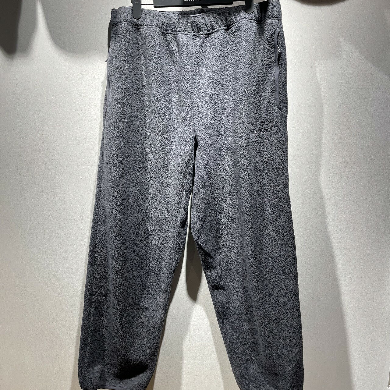 商品詳細ENNOY 22aw Polartec City Fleece Pants Size-XLになります。■ブランド：ENNOY■品番■カラー：画像参照■付属品■状態：未使用品です。画像にてご確認ください。■参考価格■サイズ(約cm)：メジャー採寸の為、若干の誤差が生じる場合がございます。Sizeウエストモモ幅すそ幅股上股下XL9028203273ご注意●お色味について、極力実物に近くなるよう撮影を心掛けておりますが、ご使用のモニター環境等により、実際のお色味と多少異なる場合がございます。●商品チェックについて、確認には、細心の注意を払っておりますが、初期傷や劣化、保管時の小傷等がある場合がございます。 あくまでもUSED品となっておりますので神経質な方のご購入はお控え下さい。●当店の商品は実店舗でも販売しております。お買い上げ頂いた商品が品切れになってしまう場合がございます。ご迷惑をおかけ致しますが、予めご了承ください。●返品・交換について、不良品以外の返品、交換はお受け致しかねますので サイズ、状態などよくお確かめの上、ご購入下さい。この商品のお問い合わせ先UNION3 心斎橋店■ 大阪府大阪市中央区西心斎橋1-4-17■ 06-4256-3081