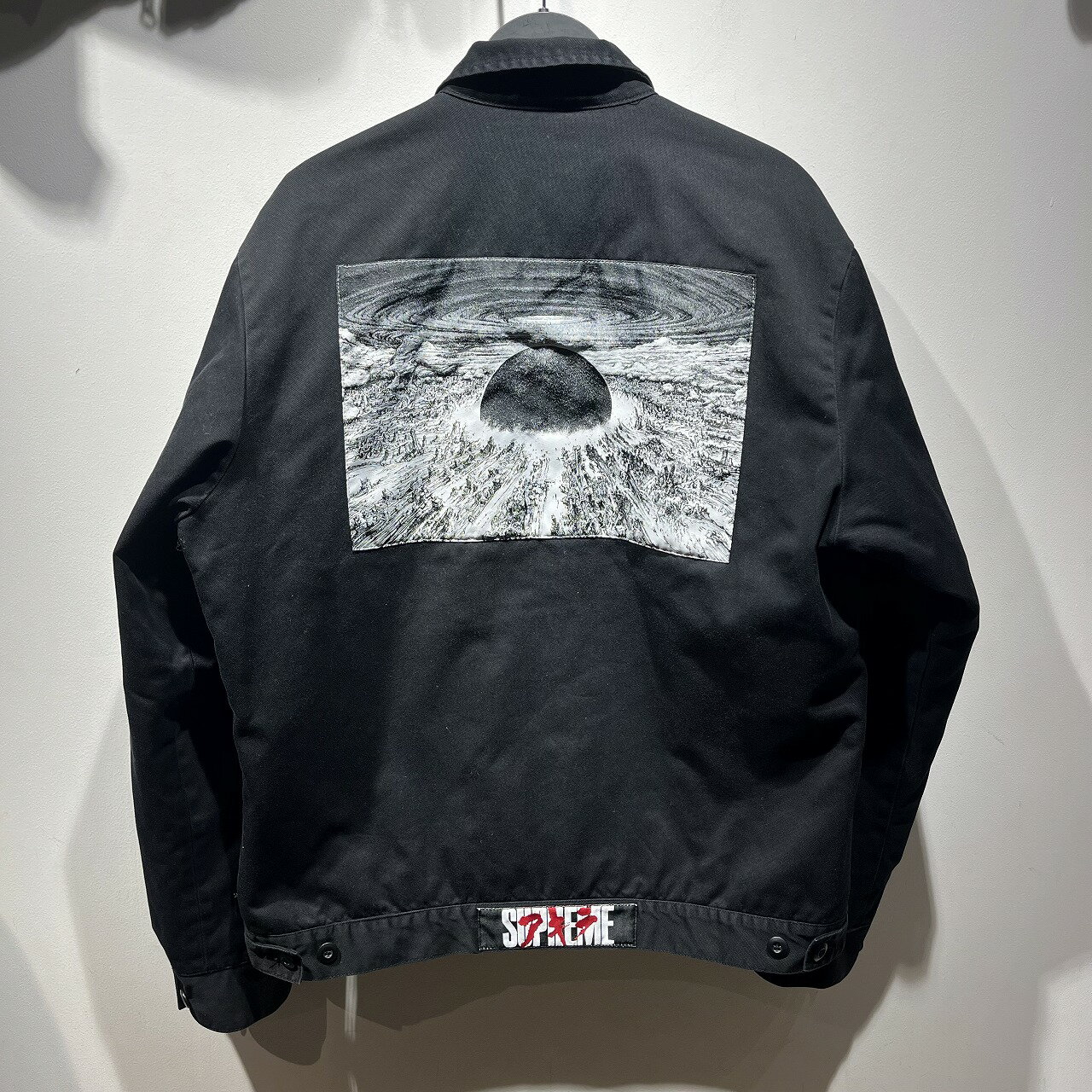 商品詳細SUPREME 17aw AKIRA WORK JACKET Lサイズになります。■ブランド：SUPREME ■品番■カラー：画像参照■付属品：画像参照■状態：USED品です。画像にてご確認ください。■参考価格■サイズ(約cm)：メジャー採寸の為、若干の誤差が生じる場合がございます。SIZE肩幅身幅着丈袖丈表記L50596865CMご注意●お色味について、極力実物に近くなるよう撮影を心掛けておりますが、ご使用のモニター環境等により、実際のお色味と多少異なる場合がございます。●商品チェックについて、確認には、細心の注意を払っておりますが、初期傷や劣化、保管時の小傷等がある場合がございます。 あくまでもUSED品となっておりますので神経質な方のご購入はお控え下さい。●当店の商品は実店舗でも販売しております。お買い上げ頂いた商品が品切れになってしまう場合がございます。ご迷惑をおかけ致しますが、予めご了承ください。●返品・交換について、不良品以外の返品、交換はお受け致しかねますので サイズ、状態などよくお確かめの上、ご購入下さい。この商品のお問い合わせ先UNION3 心斎橋店■ 大阪府大阪市中央区西心斎橋1-4-17■ 06-4256-3081