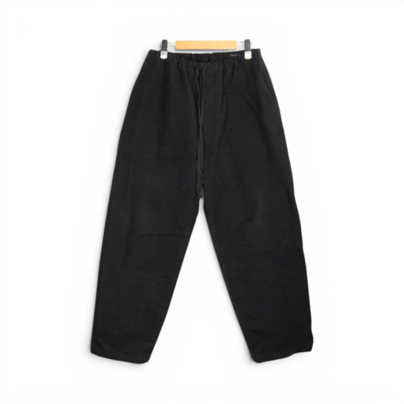 Rakuten - COMOLI 25aw MOLESKIN DRAWSTRING PANTS BLACK サイズ2 C03-03021 コモリ モールスキン ドローストリング パンツ 大名店【中古】