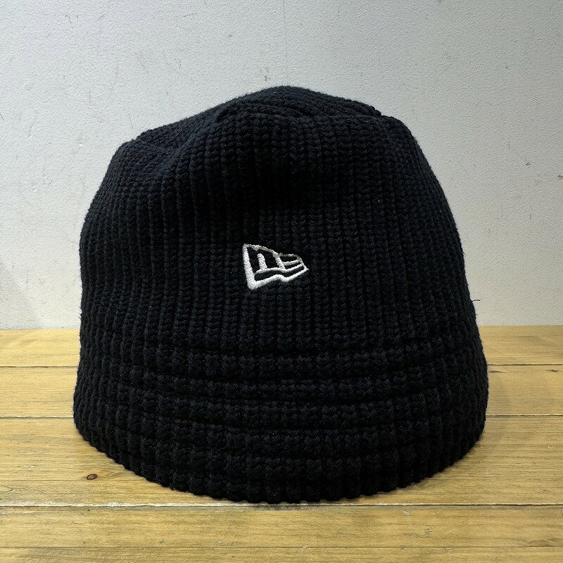 商品詳細NEW ERA KNIT BUCKET HATになります。■ブランド：NEW ERA■品番■カラー：画像参照■付属品■状態：良USED品になります。画像にてご確認ください。■参考価格■サイズ(約cm)：メジャー採寸の為、若干の誤差が生じる場合がございます。サイズFREEご注意●お色味について、極力実物に近くなるよう撮影を心掛けておりますが、ご使用のモニター環境等により、実際のお色味と多少異なる場合がございます。●商品チェックについて、確認には、細心の注意を払っておりますが、初期傷や劣化、保管時の小傷等がある場合がございます。 あくまでもUSED品となっておりますので神経質な方のご購入はお控え下さい。●当店の商品は実店舗でも販売しております。お買い上げ頂いた商品が品切れになってしまう場合がございます。ご迷惑をおかけ致しますが、予めご了承ください。●返品・交換について、不良品以外の返品、交換はお受け致しかねますので サイズ、状態などよくお確かめの上、ご購入下さい。この商品のお問い合わせ先UNION3 心斎橋店■ 大阪府大阪市中央区西心斎橋1-4-17■ 06-4256-3081
