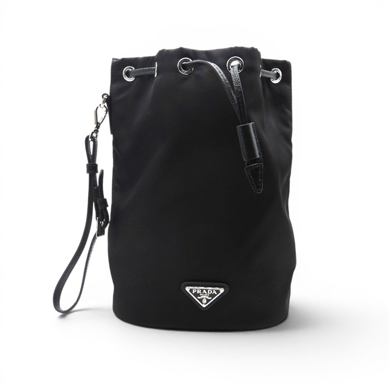 商品詳細プラダ リナイロン ポーチ バッグ 小物■ブランド：PRADA■品番：-■カラー：ブラック■参考価格：-■付属品：レシート・ショッパー■状態：特記すべき傷、汚れなどありません。■サイズ(約cm)：メジャー採寸の為、若干の誤差が生じる場合がございます。SIZE高さ幅奥行2315.510ご注意●お色味について、極力実物に近くなるよう撮影を心掛けておりますが、ご使用のモニター環境等により、実際のお色味と多少異なる場合がございます。●商品チェックについて、確認には、細心の注意を払っておりますが、初期傷や劣化、保管時の小傷等がある場合がございます。 あくまでもUSED品となっておりますので神経質な方のご購入はお控え下さい。●当店の商品は実店舗でも販売しております。お買い上げ頂いた商品が品切れになってしまう場合がございます。ご迷惑をおかけ致しますが、予めご了承ください。●返品・交換について、不良品以外の返品、交換はお受け致しかねますので サイズ、状態などよくお確かめの上、ご購入下さい。この商品のお問い合わせ先UNION3 大名店■ 福岡県福岡市中央区大名1丁目10番20号ベイシック大名1F■ 092-737-8997