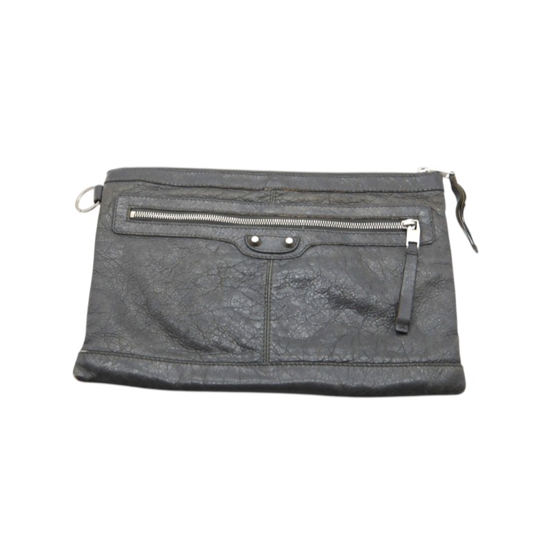 商品詳細バレンシアガ クラシック フリップ レザー クラッチ バッグ■ブランド：BALENCIAGA■品番：273022■カラー：ブラック■参考価格：-■付属品：無し■状態：全体的な使用感に加え、多少の変色、チャック取っ手のダメージがございます。その他特記すべき傷、汚れなどありません。■サイズ(約cm)：メジャー採寸の為、若干の誤差が生じる場合がございます。SIZE高さ幅-22.532-ご注意●お色味について、極力実物に近くなるよう撮影を心掛けておりますが、ご使用のモニター環境等により、実際のお色味と多少異なる場合がございます。●商品チェックについて、確認には、細心の注意を払っておりますが、初期傷や劣化、保管時の小傷等がある場合がございます。 あくまでもUSED品となっておりますので神経質な方のご購入はお控え下さい。●当店の商品は実店舗でも販売しております。お買い上げ頂いた商品が品切れになってしまう場合がございます。ご迷惑をおかけ致しますが、予めご了承ください。●返品・交換について、不良品以外の返品、交換はお受け致しかねますので サイズ、状態などよくお確かめの上、ご購入下さい。この商品のお問い合わせ先UNION3 大名店■ 福岡県福岡市中央区大名1丁目10番20号ベイシック大名1F■ 092-737-8997