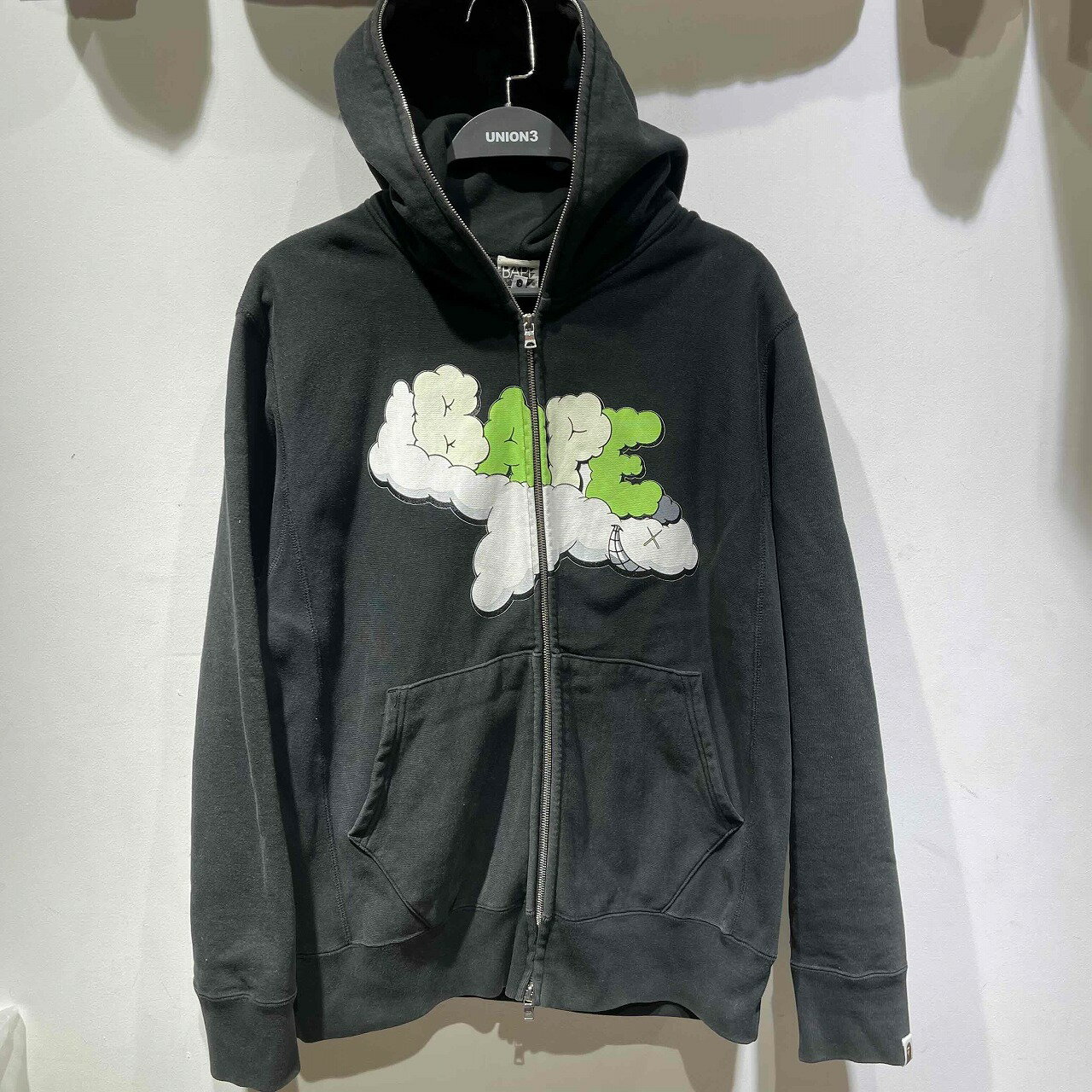 A BATHING APE 00s KAWS PLANE FULL ZIP HOODIE Mサイズ アベイシングエイプ カウズ 飛行機 フルジップ ベイプ パーカー BAPE 心斎橋店【中古】