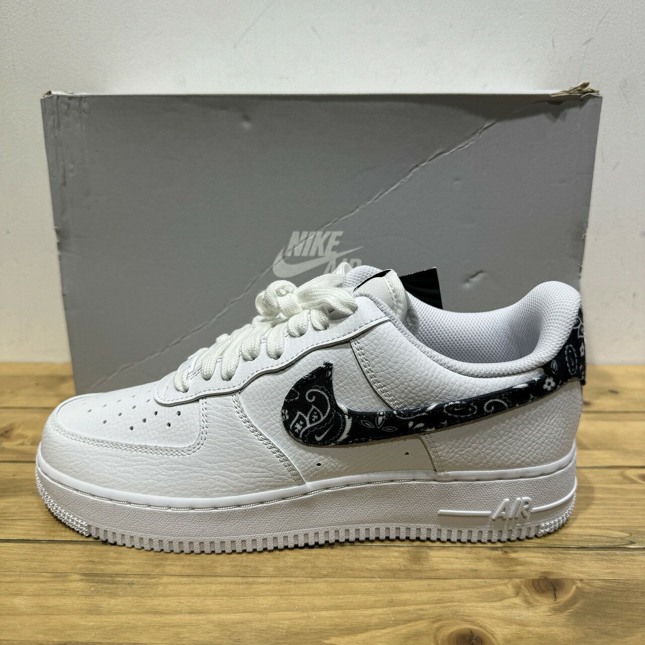 NIKE WMNS AIR FORCE 1 '07 ESSENTIAL PAISLEY DH4406-101 (US9.5/JP26.5cm) ナイキ ウィメンズエアフォースワンペイズリー スニーカー 心斎橋店【中古】