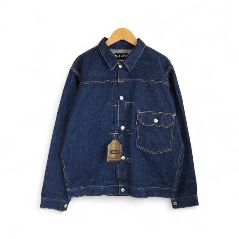 商品詳細オーベルジュ ファーストタイプ デニム トラッカージャケット■ブランド：AUBERGE■品番：-■カラー：インディゴ■参考価格：52,800円■付属品：タグ■状態：美品USEDです。特記すべき傷、汚れなどありません。■サイズ(約cm)：メジャー採寸の為、若干の誤差が生じる場合がございます。SIZE肩幅身幅着丈袖丈4248646563ご注意●お色味について、極力実物に近くなるよう撮影を心掛けておりますが、ご使用のモニター環境等により、実際のお色味と多少異なる場合がございます。●商品チェックについて、確認には、細心の注意を払っておりますが、初期傷や劣化、保管時の小傷等がある場合がございます。 あくまでもUSED品となっておりますので神経質な方のご購入はお控え下さい。●当店の商品は実店舗でも販売しております。お買い上げ頂いた商品が品切れになってしまう場合がございます。ご迷惑をおかけ致しますが、予めご了承ください。●返品・交換について、不良品以外の返品、交換はお受け致しかねますので サイズ、状態などよくお確かめの上、ご購入下さい。この商品のお問い合わせ先UNION3 大名店■ 福岡県福岡市中央区大名1丁目10番20号ベイシック大名1F■ 092-737-8997