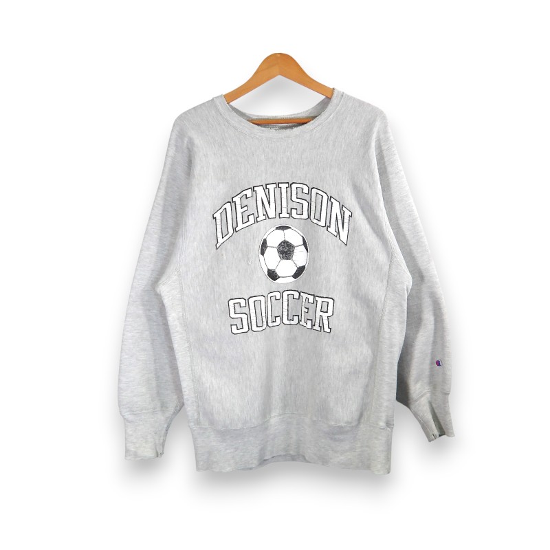 商品詳細チャンピオン ヴィンテージ デニソン サッカー リバースウィーブ クルーネック スウェット トップス■ブランド：CHAMPION■品番：-■カラー：グレー■参考価格：-■付属品：-■状態：襟にダメージ、袖・袖裏にダメージと汚れ、左腕に汚れ、裾に汚れ、バック左上に汚れ、ヴィンテージ特有の傷や汚れがございます。その他特記すべき傷や汚れなどはございません。年代の古い商品ですのでご理解のある方のご購入よろしくお願いいたします。■サイズ(約cm)：メジャー採寸の為、若干の誤差が生じる場合がございます。SIZE肩幅身幅着丈袖丈XL51.5567161ご注意●お色味について、極力実物に近くなるよう撮影を心掛けておりますが、ご使用のモニター環境等により、実際のお色味と多少異なる場合がございます。●商品チェックについて、確認には、細心の注意を払っておりますが、初期傷や劣化、保管時の小傷等がある場合がございます。 あくまでもUSED品となっておりますので神経質な方のご購入はお控え下さい。●当店の商品は実店舗でも販売しております。お買い上げ頂いた商品が品切れになってしまう場合がございます。ご迷惑をおかけ致しますが、予めご了承ください。●返品・交換について、不良品以外の返品、交換はお受け致しかねますので サイズ、状態などよくお確かめの上、ご購入下さい。この商品のお問い合わせ先UNION3 大名店■ 福岡県福岡市中央区大名1丁目10番20号ベイシック大名1F■ 092-737-8997