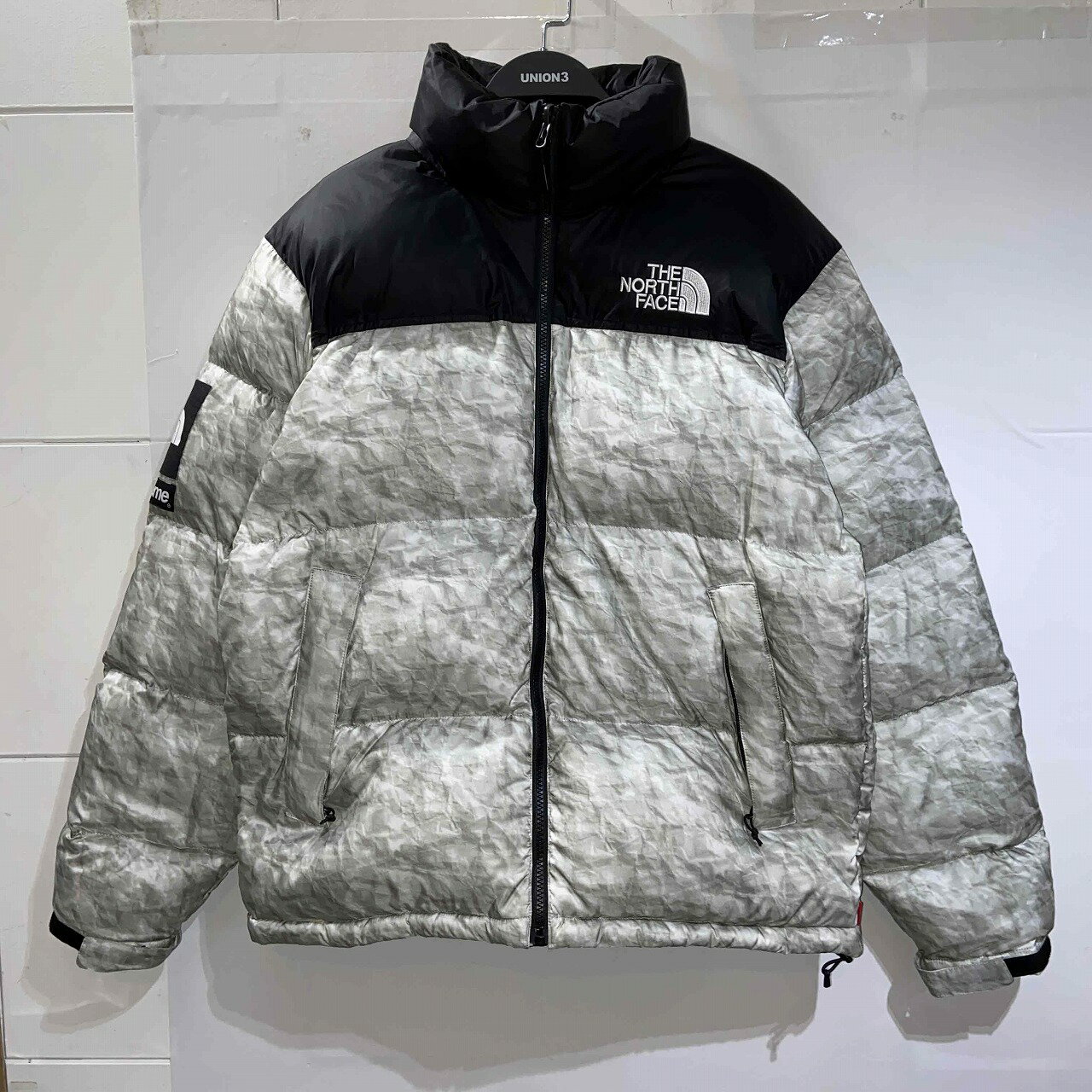 商品詳細Supreme 19aw x THE NORTH FACE PAPER NUPTSE JACKET Size-M ND91806Iになります。■ブランド：Supreme x The North Face■品番：ND91806I■カラー：画像参照■付属品：無し■状態：USED品になります。画像にてご確認下さい。■定価■サイズ(約cm)：メジャー採寸の為、若干の誤差が生じる場合がございます。サイズ肩幅身幅着丈袖丈表記M52617062cmご注意●お色味について、極力実物に近くなるよう撮影を心掛けておりますが、ご使用のモニター環境等により、実際のお色味と多少異なる場合がございます。●商品チェックについて、確認には、細心の注意を払っておりますが、初期傷や劣化、保管時の小傷等がある場合がございます。 あくまでもUSED品となっておりますので神経質な方のご購入はお控え下さい。●当店の商品は実店舗でも販売しております。お買い上げ頂いた商品が品切れになってしまう場合がございます。ご迷惑をおかけ致しますが、予めご了承ください。●返品・交換について、不良品以外の返品、交換はお受け致しかねますので サイズ、状態などよくお確かめの上、ご購入下さい。この商品のお問い合わせ先UNION3 南堀江店■ 大阪府大阪市西区南堀江1丁目14－17 レゴ南堀江1F■ 06-7709-3032