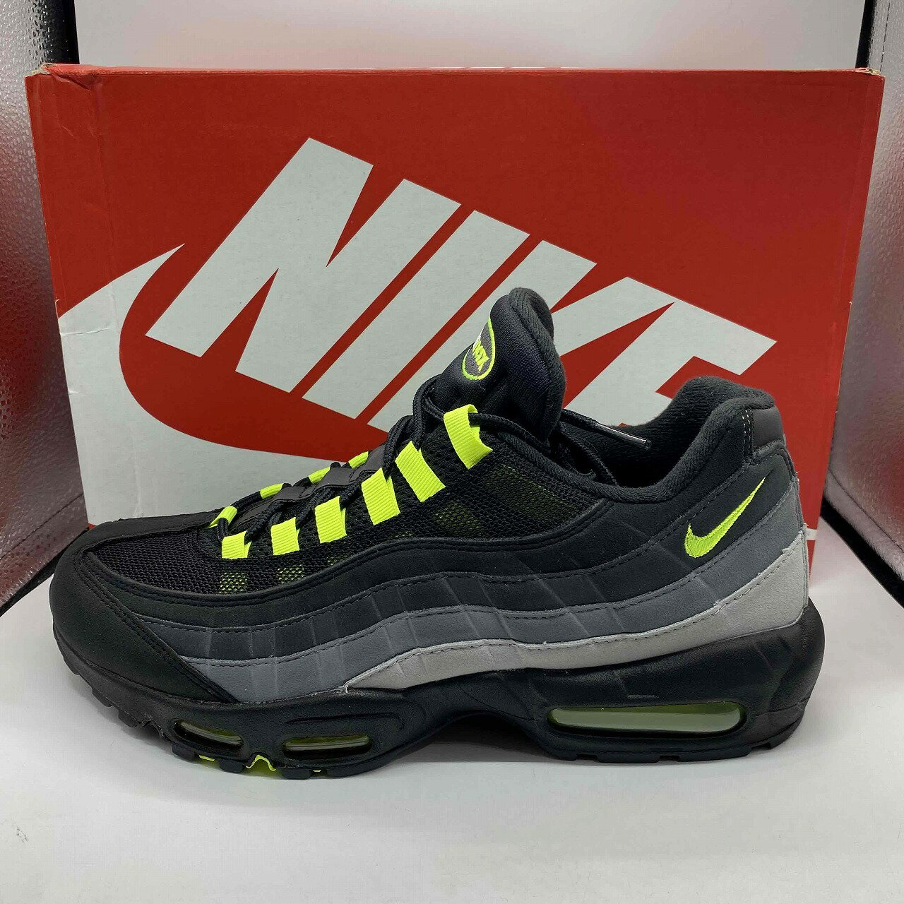 商品詳細NIKE AIR MAX 95 JD BLACK NEON 28.0cm 2023年 FV4710-001 ナイキ エアマックス95ブラックネオンになります。■ブランド：NIKE■品番：FV4710-001■カラー：ブラック■付属品：画像参照■状態：USED品になります。画像にてご確認下さい。■定価■サイズ(約cm)：メジャー採寸の為、若干の誤差が生じる場合がございます。サイズアウトソールUS10/JP28.0cm30.5cmご注意●お色味について、極力実物に近くなるよう撮影を心掛けておりますが、ご使用のモニター環境等により、実際のお色味と多少異なる場合がございます。●商品チェックについて、確認には、細心の注意を払っておりますが、初期傷や劣化、保管時の小傷等がある場合がございます。 あくまでもUSED品となっておりますので神経質な方のご購入はお控え下さい。●当店の商品は実店舗でも販売しております。お買い上げ頂いた商品が品切れになってしまう場合がございます。ご迷惑をおかけ致しますが、予めご了承ください。●返品・交換について、不良品以外の返品、交換はお受け致しかねますので サイズ、状態などよくお確かめの上、ご購入下さい。この商品のお問い合わせ先UNION3 南堀江店■ 大阪府大阪市西区南堀江1丁目14－17 レゴ南堀江1F■ 06-7709-3032