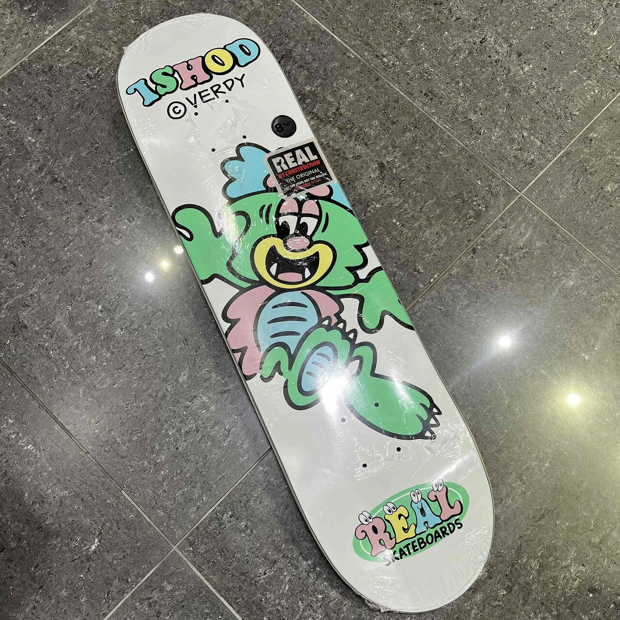 商品詳細VERDY REAL SKATEBOARDS DECK ヴェルディ リアルスケートボード スケートボードデッキになります。■ブランド：VERDY■品番■カラー：ホワイト■付属品：無し■状態：USED品になります。傷があります。画像にてご確認下さい。■定価■サイズ(約cm)：メジャー採寸の為、若干の誤差が生じる場合がございます。SIZE8.12ご注意●お色味について、極力実物に近くなるよう撮影を心掛けておりますが、ご使用のモニター環境等により、実際のお色味と多少異なる場合がございます。●商品チェックについて、確認には、細心の注意を払っておりますが、初期傷や劣化、保管時の小傷等がある場合がございます。 あくまでもUSED品となっておりますので神経質な方のご購入はお控え下さい。●当店の商品は実店舗でも販売しております。お買い上げ頂いた商品が品切れになってしまう場合がございます。ご迷惑をおかけ致しますが、予めご了承ください。●返品・交換について、不良品以外の返品、交換はお受け致しかねますので サイズ、状態などよくお確かめの上、ご購入下さい。この商品のお問い合わせ先UNION3 南堀江店■ 大阪府大阪市西区南堀江1丁目14－17 レゴ南堀江1F■ 06-7709-3032