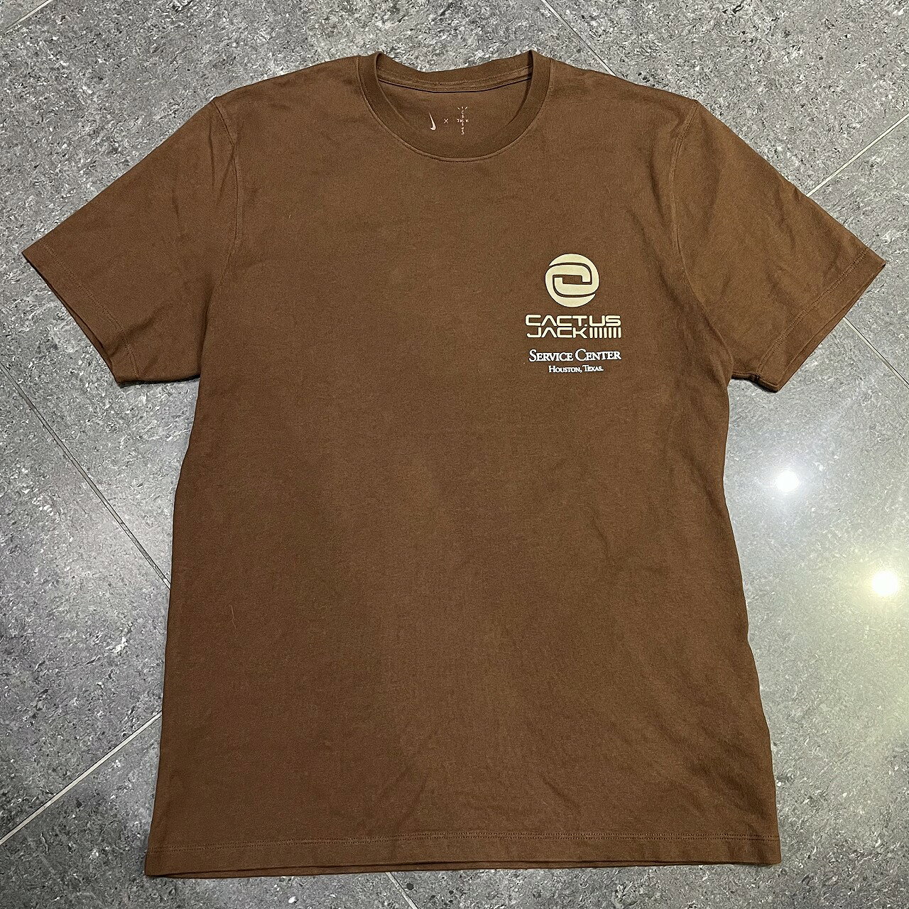 Jordan x travis ベージュ 半分の色分け Tシャツ XL 【公式通販】