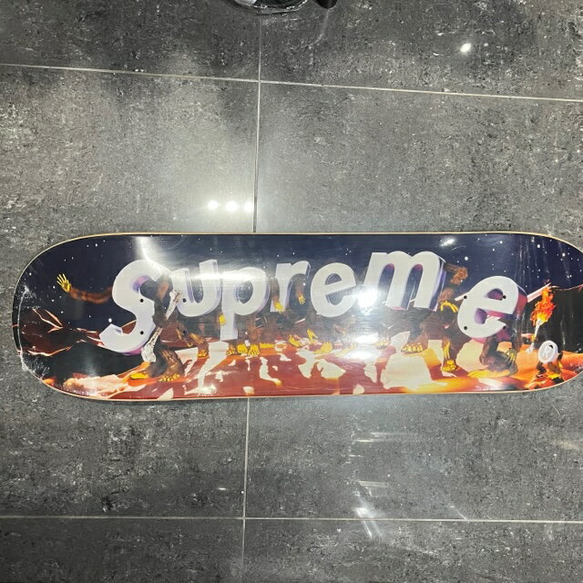 商品詳細SUPREME 21ss Apes Skateboard Deck シュプリーム エイプススケートボードデッキになります。■ブランド：Supreme■品番■カラー：画像参照■付属品：画像参照■状態：未使用品になります。■定価■サイズ(約cm)：メジャー採寸の為、若干の誤差が生じる場合がございます。SIZE84×22cmご注意●お色味について、極力実物に近くなるよう撮影を心掛けておりますが、ご使用のモニター環境等により、実際のお色味と多少異なる場合がございます。●商品チェックについて、確認には、細心の注意を払っておりますが、初期傷や劣化、保管時の小傷等がある場合がございます。 あくまでもUSED品となっておりますので神経質な方のご購入はお控え下さい。●当店の商品は実店舗でも販売しております。お買い上げ頂いた商品が品切れになってしまう場合がございます。ご迷惑をおかけ致しますが、予めご了承ください。●返品・交換について、不良品以外の返品、交換はお受け致しかねますので サイズ、状態などよくお確かめの上、ご購入下さい。この商品のお問い合わせ先UNION3 南堀江店■ 大阪府大阪市西区南堀江1丁目14－17 レゴ南堀江1F■ 06-7709-3032