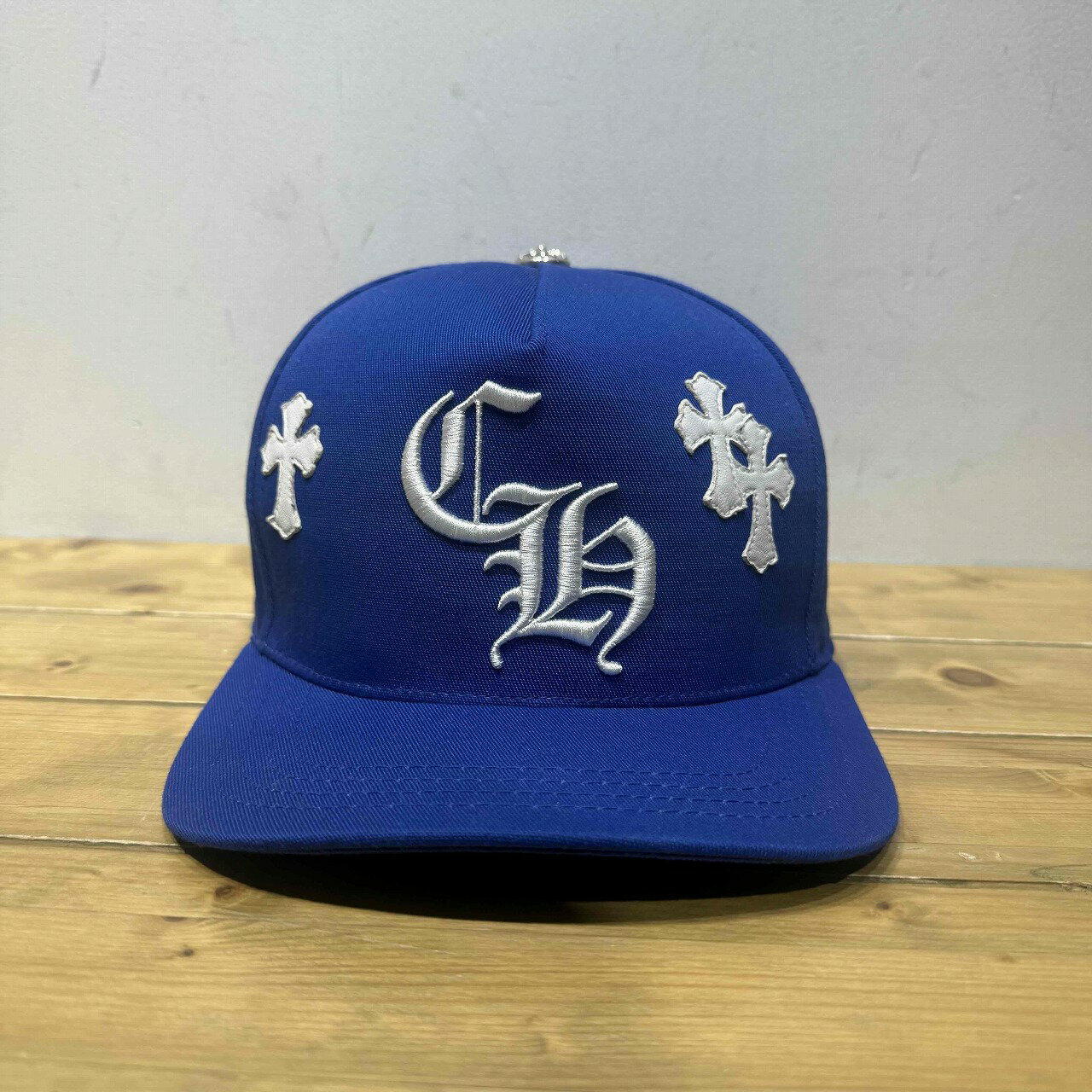 商品詳細CHROME HEARTS CROSS PATCH BASEBALL CAPになります。■ブランド：CHROME HEARTS■品番■カラー：ブルー■付属品■状態：試着程度の極美品です。画像にてご確認ください。■参考価格■サイズ(約...