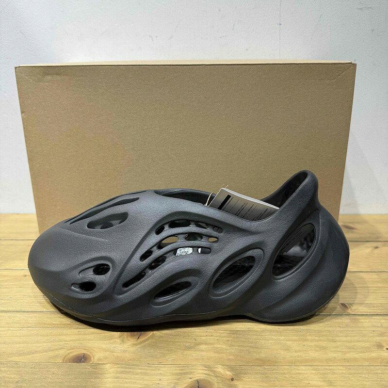 商品詳細adidas YEEZY FOAM RUNNER ONYX 29.5cm HP8739になります。■ブランド：ADIDAS■品番：HP8739■カラー：画像参照■付属品：画像参照■状態：未使用品です。画像にてご確認ください。■サイズ(約cm)：メジャー採寸の為、若干の誤差が生じる場合がございます。サイズUS11/JP29.5cmご注意●お色味について、極力実物に近くなるよう撮影を心掛けておりますが、ご使用のモニター環境等により、実際のお色味と多少異なる場合がございます。●商品チェックについて、確認には、細心の注意を払っておりますが、初期傷や劣化、保管時の小傷等がある場合がございます。 あくまでもUSED品となっておりますので神経質な方のご購入はお控え下さい。●当店の商品は実店舗でも販売しております。お買い上げ頂いた商品が品切れになってしまう場合がございます。ご迷惑をおかけ致しますが、予めご了承ください。●返品・交換について、不良品以外の返品、交換はお受け致しかねますので サイズ、状態などよくお確かめの上、ご購入下さい。この商品のお問い合わせ先UNION3 心斎橋店■ 大阪府大阪市中央区西心斎橋1-4-17■ 06-4256-3081