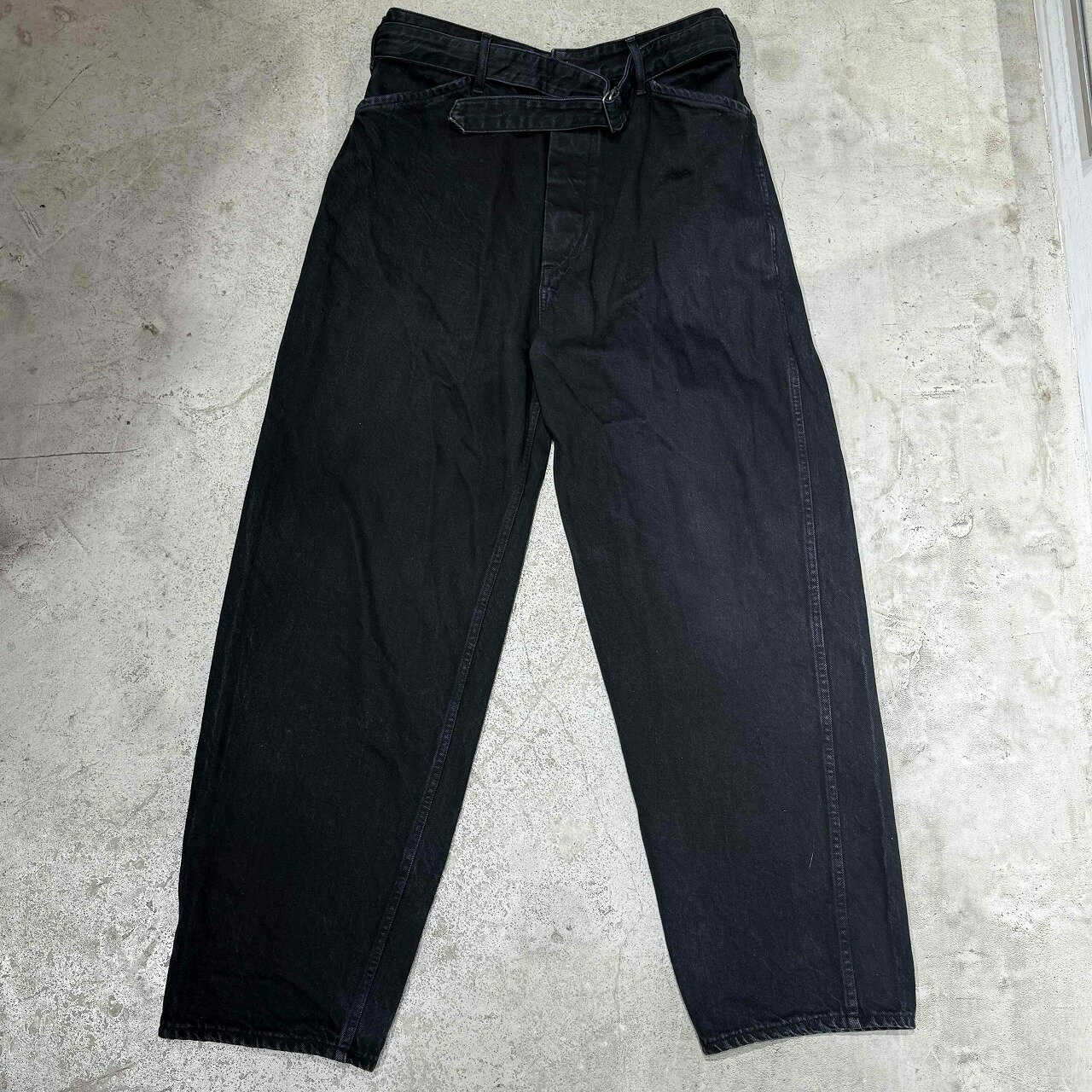 Rakuten - COMOLI 20ss BELTED DENIM PANT サイズ1 R01-03011 コモリ ベルテッドデニムパンツ 心斎橋店【中古】