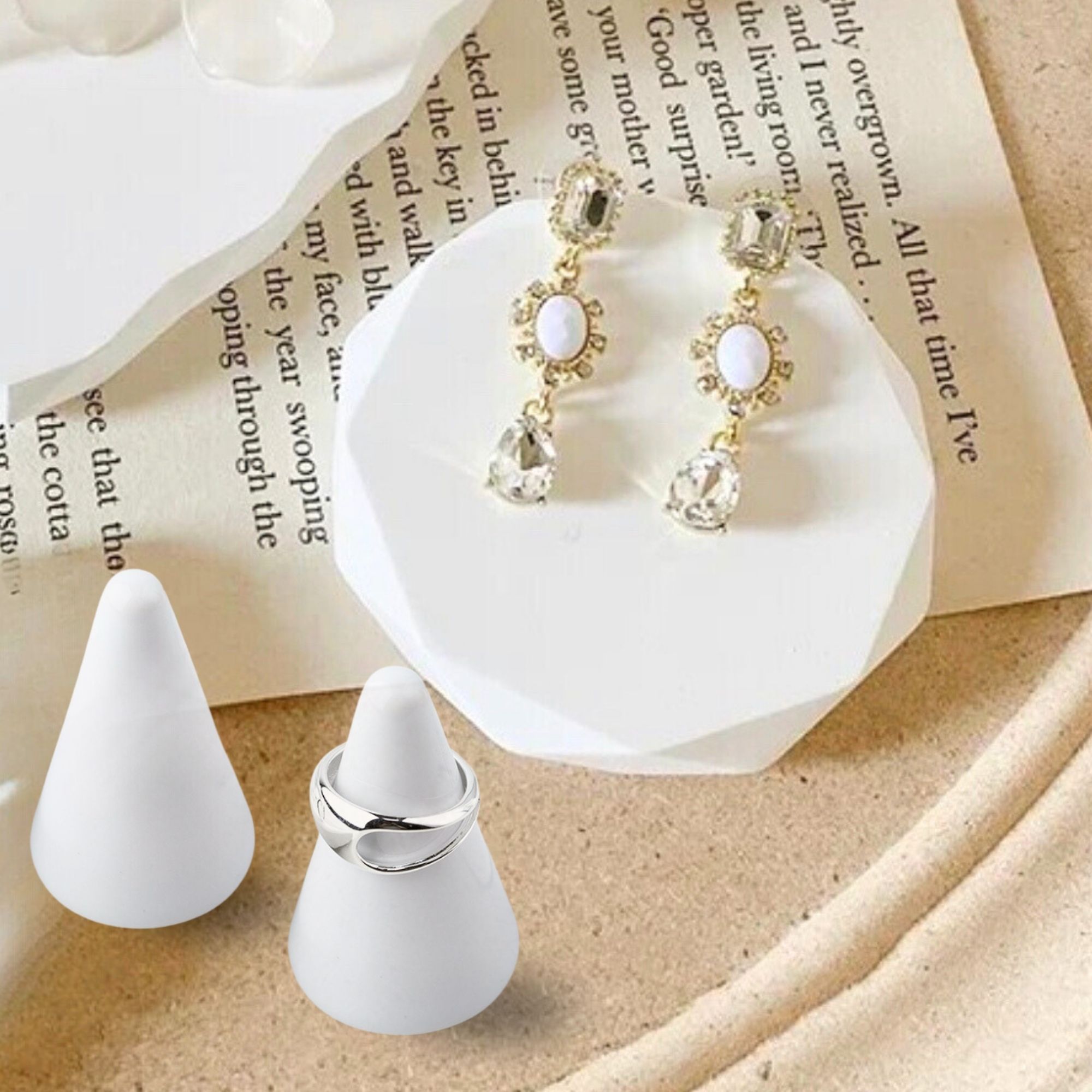 白い陶器製リングスタンド&飾り台セット アクセサリー収納 結婚式ギフト アニバーサリー用 (コンビネーション)