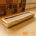 商品の仕様 ●サイズ／幅184.9×奥行44.2×高さ28.7cm ●重さ／約135kg ●材質／本体：木材・セラミックスタイル・ヒーター、石：セラミックボール ●電源／AC100V ●消費電力／187W ●付属品／リモコン、キャスター ●生産国／日本 商品の説明 ・新感覚！！靴下のまま入れる足温器♪ ・セラミックボールが遠赤外線を放射し体を温めます。毎日のメンテナンスの必要なし。 ・遠赤外線放射率の高いセラミックボールを使って 足を温める温熱健康器具・指圧代用機です。お湯を使った足湯と違い、面倒なお湯張りや、靴下を脱ぐ必要もありません。15分程度温めれば、岩盤浴のように体中が温まり、出た後も2〜3時間ポカポカとした気持ち良さが続きます。 ・遠赤外線セラミックボールの一粒一粒から遠赤外線を放射し、全身をやさしく温めてくれます。重みもあるため足ツボを刺激しマッサージのような気持ち良さも感じられます。 ・一台一台、丁寧に作っています。肌ざわり感も良く、見た目の暖かさなどインテリア性にも優れています。 ・10人用等オーダー可能です。