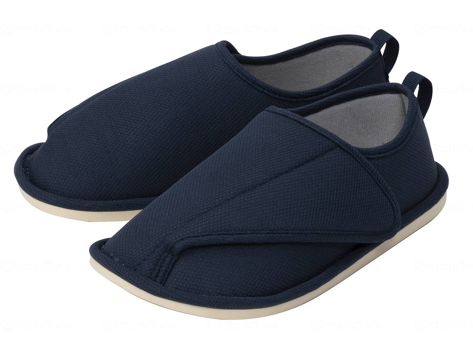 商品の特長 歩きやすくやわらかな履き心地の室内専用シューズ ●すべりにくい くつ底全体で床をグリップ。スリップによる転倒を予防 ●つまずきにくい つま先が上がっているので、段差などでのつまずきを予防 ●履きやすい（履かせやすい） 甲が高く、大きく開く履き口。脱ぎ履き時の転倒を予防 商品情報 サイズ：S＝参考足サイズ22.0〜23.0cm、参考足囲21.0〜23.0cm 　　　　M＝参考足サイズ23.0〜24.0cm、参考足囲21.5〜24.0cm 　　　　L＝参考足サイズ24.0〜25.5cm、参考足囲23.5〜25.5cm 　　　　LL＝参考足サイズ25.5〜27.0cm、参考足囲24.0〜26.0cm 　　　　3L＝参考足サイズ27.0〜28.5cm、参考足囲24.5〜26.5cm 素材　：[本体]ポリエステル・ポリウレタン樹脂 　　　　[面ファスナー]ナイロン 　　　　[底面]TPR樹脂 ※洗濯可能