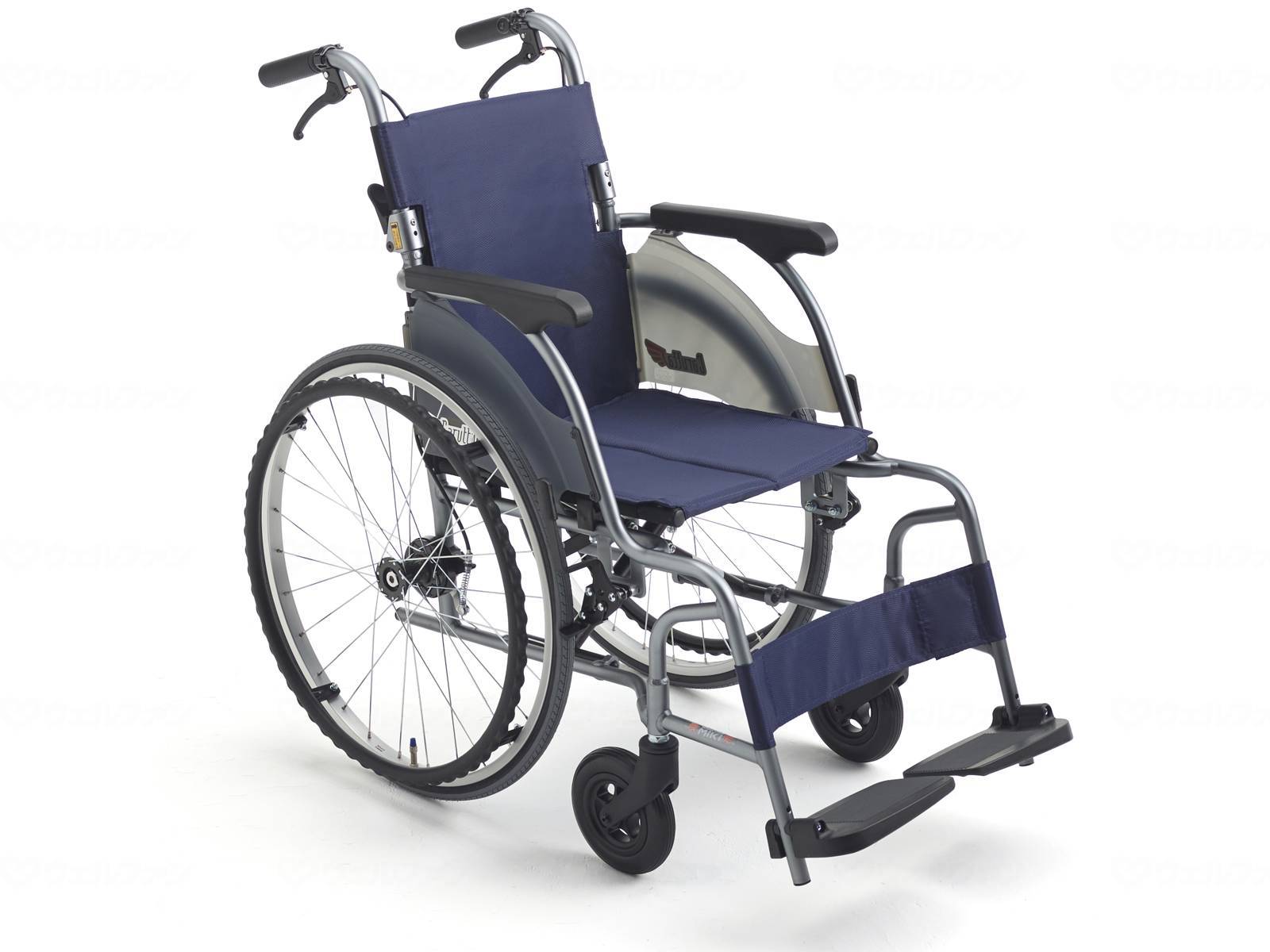 商品の仕様 ●サイズ／全幅55×全長98×全高88cm、座面：幅40×奥行38cm、前座高：43.5cm ●車輪サイズ／前輪6×後輪22インチ ●重さ／9.4kg ●材質／アルミ ●最大使用者体重／100kg ●標準機能／折りたたみ、背折れ、介助ブレーキ、エアータイヤ 商品の説明 ・力の弱い方に最適な超軽量スタンダード車いす。