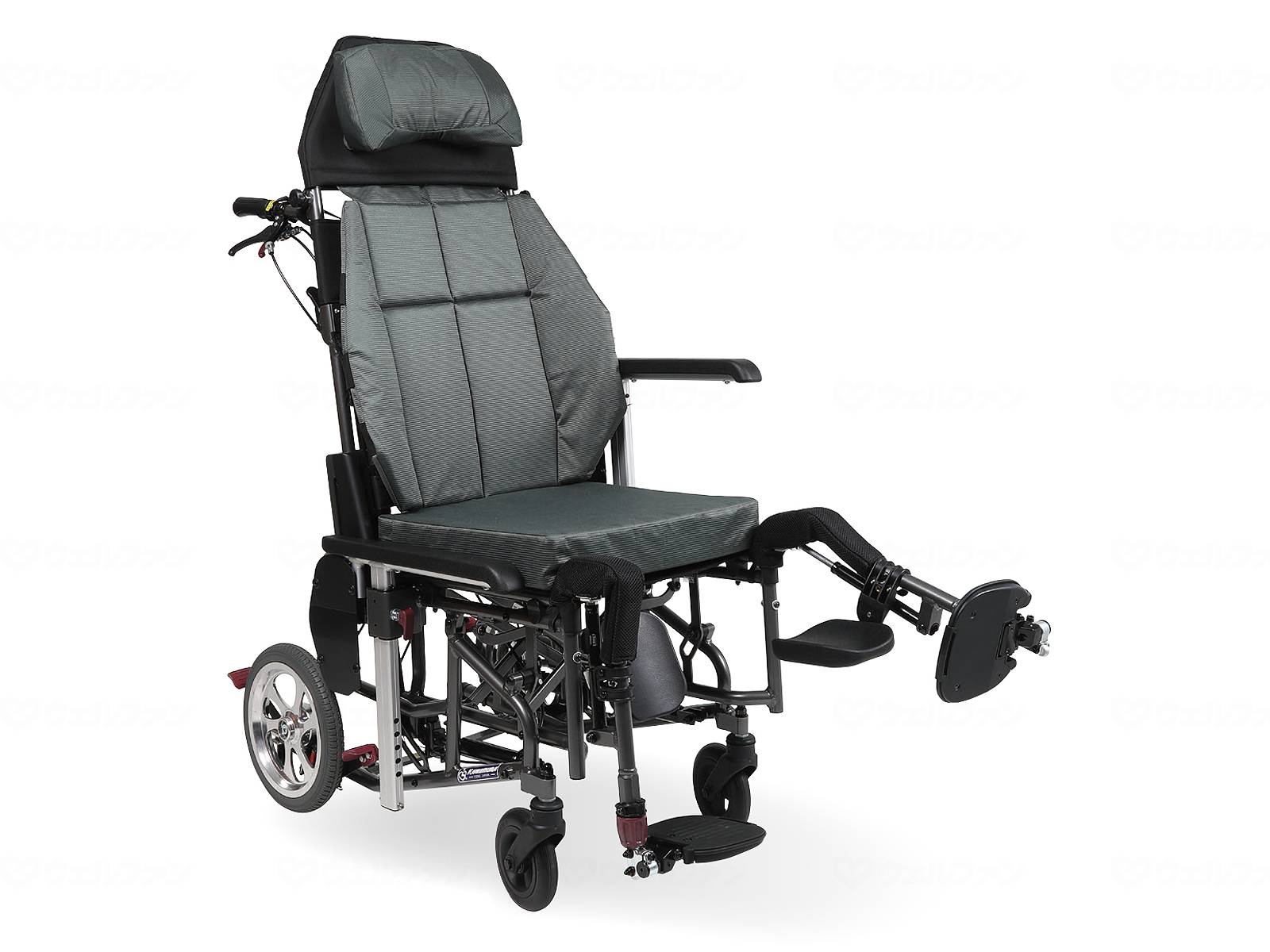 商品の仕様 ●サイズ／全幅55×全長107（最長時174.5）×全高126cm、座面：幅42×奥行38cm、前座高：47cm（クッション除く） ●車輪サイズ／前輪6×後輪12インチ ●重さ／28kg ●材質／アルミ ●最大使用者体重／約100kg ●標準機能／折りたたみ、背折れ、リクライニング、ティルティング、クッション、スイングアウト、フットブレーキ、介助ブレーキ、ノーパンクタイヤ ●生産国／中国 商品の説明 ・背ズレがしにくい、ティルト＆リクライニングが初登場！！ ・スラリク機構：バックサポートを“倒す・起こす”の動作を繰り返しても背中がズレにくく、安定した座位が保てます。 ・クリックブレーキ：“踏んで”ブレーキ、“踏んで”解除。リクライニング状態や前方からの操作もラクラク。 ・リムビーズ：背クッション裏のベルトに挟み込むだけの簡単装着。 ・操作部が認識しやすいように、レバーをカラーリングしました。