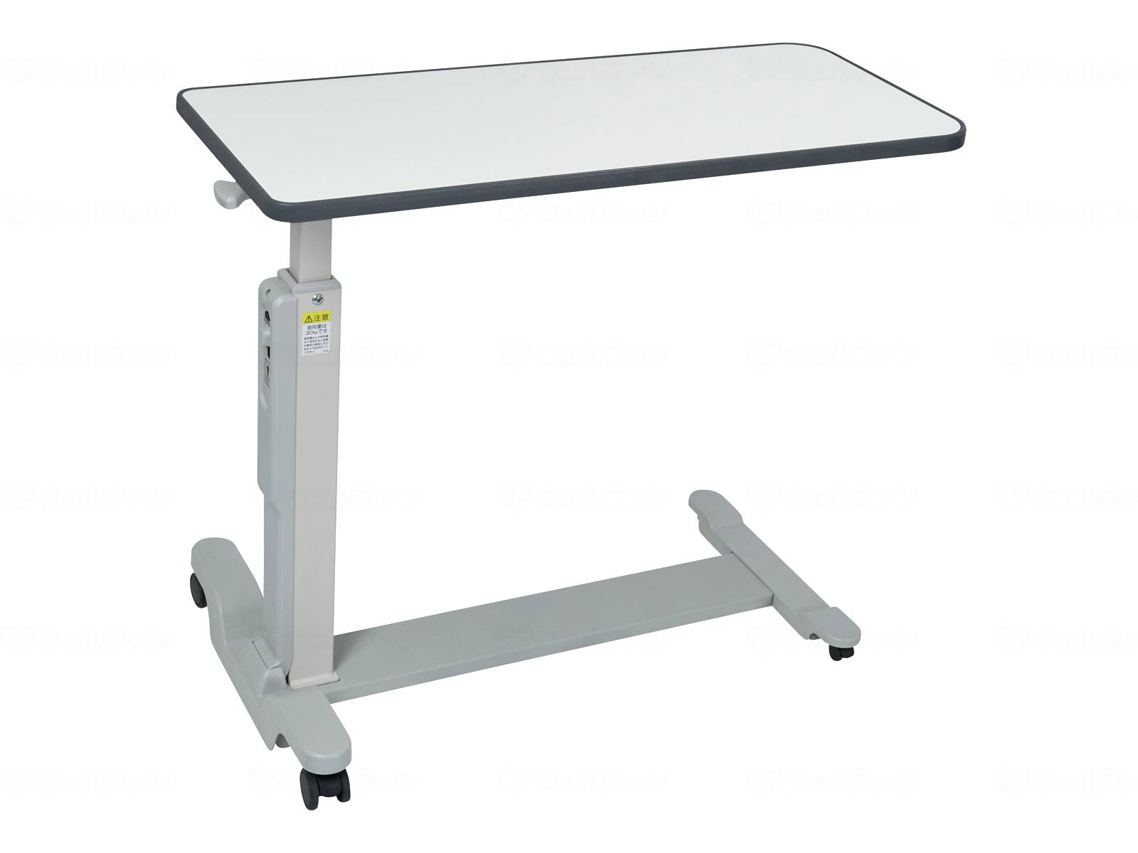 【商品の仕様】 ●サイズ／幅90×奥行51×高さ66〜98cm、天板：幅90×奥行40cm ●重さ／17.2kg ●材質／ベースフレーム・支柱部：スチール・樹脂、木部：合成樹脂化粧パーティクルボード（メラミン）、天板エッジ：ウレタン ●耐荷重／30kg ●生産国／中国 【商品の説明】 ・手元でキャスターのロックができるベッドサイドテーブルです。安全に、衛生的にお使いいただけます。 ・テーブル天板の高さは66〜98cmの間で調節ができ、介助者が立って使用する際の作業性が向上しました。 ・ベッド等との挟み込みによる事故を防ぐ、安全機構を搭載しています。 ・天板は傷が付きにくく熱や水分に強いメラミン化粧板を採用、エッジはテーブル面より高くなっており、液体がこぼれにくい加工を施しています。 ※「ラフィオ」に使用する場合は別売の「ハイトスペーサー固定脚タイプ」または「低床用キャスター」が必要です。 大型商品は送料実費となります