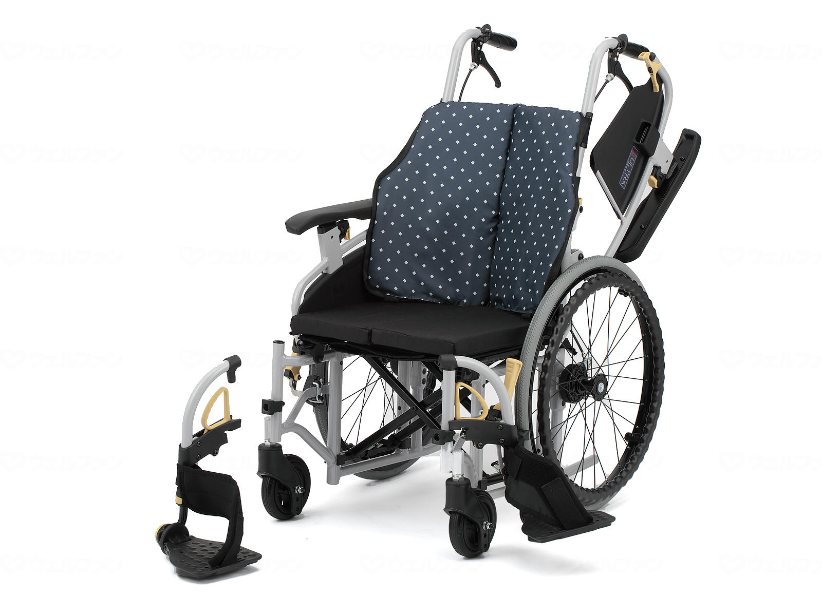 商品の仕様 ●サイズ／全幅51〜55×全長102×全高91〜95cm、座面：幅38・40・42cm×奥行38cm、座面高：36・38・40cm ●車輪サイズ／前輪6×後輪14インチ ●重さ／14.3kg（座クッション除く） ●材質／アルミ ●最大使用者体重／100kg ●標準機能／折りたたみ、背折れ、クッション、スイングアウト、介助ブレーキ、ひじ掛け跳ね上げ、ノーパンクタイヤ ●生産国／ベトナム 商品の説明 ・工具なしでシート幅が調整でき、小柄な体格のご利用者様に幅広く対応します。 ・インナーシートを通すパーツの高さをかえるだけで、簡単にバックサポート高を調整できます。 ・いつでも空気がいっぱいの感覚で安心のノーパンクタイヤエアリー装備。