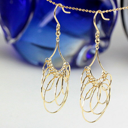 【主な仕様】 サイズ 　 　 [縦×横]約43mm×約10.3mm [フック部分]約9.6mm [ポスト太さ]約0.65mm 素材 　 　 画像サンプルはK18イエローゴールド キャッチ 　 　 アメリカンタイプの為キャッチは付属しません。耳元でリングが煌く動きのあるアンティーク調のデザインピアスです。 決して派手になり過ぎない、さりげないサイズがとても上品♪フッとした仕草でもシャラシャラと煌きを放ち、お顔周りを華やかに演出してくれます。 合わせるお洋服によって、エレガントにもカジュアルにも印象を変えるのでデイリーユースにピッタリです♪