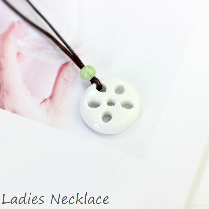 ネックレス レディース アクセサリー ひも 紐 丸型 れんこん モチーフ 花 長さ調節可能 ナチュラル 可..