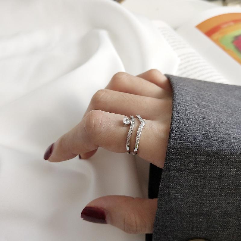 リング 指輪 レディース ラインストーン V字 ウェーブ フリーサイズ シルバーカラー おしゃれ シンプル 上品 大人 フォーマル パーティー オープ