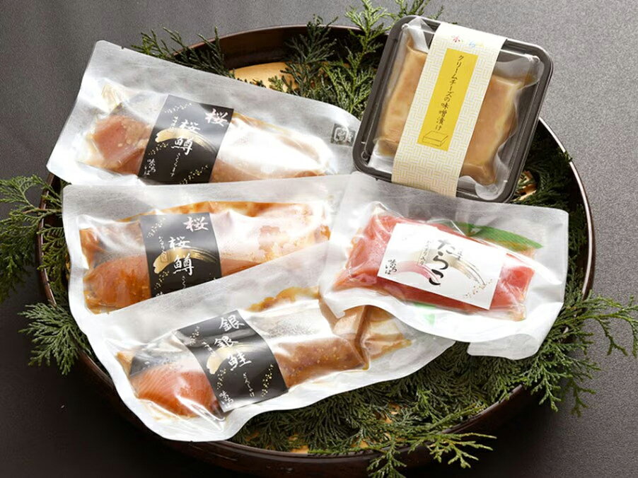 商品説明 名称 佐渡桜鱒・銀鮭味噌漬けセット 内容量 ●桜鱒味噌漬　100g×1枚 ●桜鱒味噌漬かんずり入　100g×1枚 ●銀鮭味噌漬　100g×1枚 ●クリームチーズ味噌漬　100g×1個 ●たらこ塩漬かんずり入　120g×1個 産地名 国産 養殖・解凍 解凍 消費期限 別途商品ラベルに記載 保存方法 -18℃以下で保存 加工業者名 越後　味いちば船栄 新潟の隠れた逸品が勢ぞろい！「味いちば」味噌漬けセットを手軽に少量サイズで！ 海鮮居酒屋を運営する船栄が素材にこだわり、絶妙な配合の味噌・醤油で漬込んだ5つの逸品を集めました。 佐渡の桜鱒（サクラマス）に佐渡銀鮭、北海道産のクリームチーズとたらこを県産の味噌・醤油で漬けた「越後 味いちば」自慢の詰め合わせを是非食べ比べてみてください。 佐渡産桜鱒の味噌漬け・かんずり入り味噌漬け わずか数か月しか水揚げされない高級魚の「佐渡産桜鱒」を 大豆、米を熟成発酵させた味噌と県外でも名のある極上吉乃川の吟醸酒を惜しげもなく使い 独自のブレンドで丁寧に味噌漬けに仕上げました。 さらに新潟県妙高産のかんずりを加えた辛さの中にうま味のあるかんずり入りみそ漬けも。 佐渡産銀鮭の味噌漬け 新潟県佐渡沖の潮の流れがある 場所で育てられ、日本海の荒波にもまれている為、 身がしまり、上質な脂がのった佐渡銀鮭を味噌漬けに。 しっとりふっくらとした食感が特徴です。 北海道産クリームチーズの味噌漬け 北海道産の良質な生乳を100％ 使用したクリームチーズを、 老舗の味噌で風味豊かに漬け込んだ味噌漬け。 口どけの良いクリーミーな味わいのチーズを味噌で コクと深みのある味に仕上げました。 たらこ塩漬かんずり入り 一度塩漬けにしたたらこに、地元妙高産の『生かんずり』を絶妙な配合で合わせ 職人が丁寧に愛情を込めて漬け込みました。 到着後すぐに冷凍庫で保存して下さい。 解凍後の再凍結は品質が劣化しますのでお避け下さい。 開封後はすぐにお召し上がりください。 賞味期限：到着後冷凍で1週間、解凍後は24時間。商品説明 名称 佐渡桜鱒・銀鮭味噌漬けセット 内容量 ●桜鱒味噌漬　100g×1枚 ●桜鱒味噌漬かんずり入　100g×1枚 ●銀鮭味噌漬　100g×1枚 ●クリームチーズ味噌漬　100g×1個 ●たらこ塩漬かんずり入　120g×1個 産地名 国産 養殖・解凍 解凍 消費期限 別途商品ラベルに記載 保存方法 -18℃以下で保存 加工業者名 越後　味いちば船栄