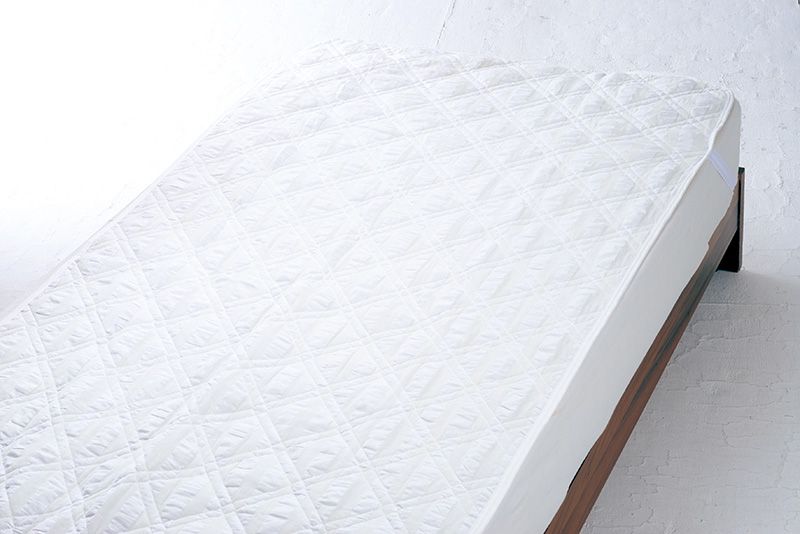 サッカー織り抗菌防臭わた入りボリューム敷きパッド〈シングル〉ホワイト　敷きパッド　ふんわり感　ボリューム シングルサイズ サッカー織がおしゃれ 可愛らしい　可愛い寝具 シンプルでおしゃれ　綿100％