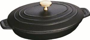 &nbsp;メーカー&nbsp;STAUB FONDERIE&nbsp;商品カテゴリ&nbsp;鍋・フライパン＞グリルパン・直火プレート&nbsp;発送目安&nbsp;2日〜3日以内に発送予定（土日祝除）&nbsp;お支払方法&nbsp;銀行振込・クレジットカード&nbsp;送料&nbsp;送料無料&nbsp;特記事項&nbsp;&nbsp;その他&nbsp;●staub~ストウブ~【フランス製】底サイズ:192×130底板厚:5鋳鉄製であらゆる熱源に対応します。※シーズニング(慣らし):不要です。※IH対応★三ツ星シェフが大絶賛ストウブ社の製品は独自の黒マットエマイユ加工により、さらに使いやすさがアップします。従来のホーロー加工とは異なり、ザラザラ感を出しています。油が馴染みやすく焦げ付きません。しかも、使用方法やお手入れ方法は簡単で、食物の酸にも負けません。また、厚みのある鋳鉄は熱を均一に伝えます。熱が逃げにくく、風味やビタミンも逃しません。《セルフ・ベイスティング・システム》加熱した材料から出た蒸気は、蓋の内側のスパイク(突起):から、均一に滴となって戻ってきます。そのため、旨味を逃さない無水料理が可能です。