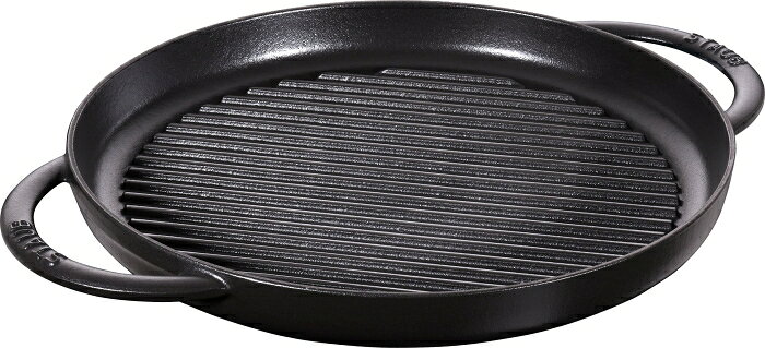 &nbsp;メーカー&nbsp;STAUB FONDERIE&nbsp;商品カテゴリ&nbsp;鍋・フライパン＞新着&nbsp;発送目安&nbsp;2日〜3日以内に発送予定（土日祝除）&nbsp;お支払方法&nbsp;銀行振込・クレジットカード&nbsp;送料&nbsp;送料無料&nbsp;特記事項&nbsp;&nbsp;その他&nbsp;●グリルで食材を焼くと、滴り落ちた脂がグリルの凹面に落ち、ジュッと焼かれて煙が出ます。●グリルの凸面へと上がった煙は食材を燻すので、単に焼き目がつくだけではなく、炭焼きのようなスモーキーな風味を食材にプラスします。