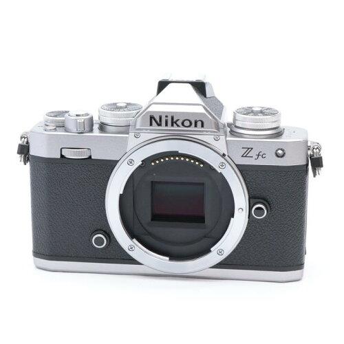&nbsp;メーカー&nbsp;NIKON ニコン&nbsp;商品カテゴリ&nbsp;デジタルカメラ＞ミラーレス一眼&nbsp;発送目安&nbsp;翌日までに発送（休業日除く）&nbsp;お支払方法&nbsp;銀行振込・クレジットカード&nbsp;送料&nbsp;送料無料&nbsp;特記事項&nbsp;&nbsp;その他&nbsp;※※※※※※※※※※※※※※※※※ 仕様 ※※※※※※※※※※※※※※※※※タイプ ミラーレスレンズマウント ニコンZマウント画素数 2151万画素(総画素)・2088万画素(有効画素)撮像素子 APS-C・23.5mm×15.7mm・CMOS撮影感度 標準：ISO100〜51200・拡張：ISO102400相当、204800相当記録フォーマット JPEG/RAW(NEF)連写撮影 高速連続撮影：約5コマ/秒・高速連続撮影(拡張)：約11コマ/秒シャッタースピード 1/4000〜30秒液晶モニター 3型(インチ)・104万ドットファインダー形式 電子ビューファインダー XGA OLEDローパスフィルターレス ○ファインダー倍率 1.02 倍ファインダー視野率（上下/左右） 100/100電池タイプ 専用電池専用電池型番 EN-EL25撮影枚数 ファインダー使用時：310枚・液晶モニタ使用時：360枚記録メディア SDカード・SDHCカード・SDXCカードスロット シングルスロット自分撮り機能 ○タッチパネル ○タイムラプス ○ライブビュー ○可動式モニタ バリアングル液晶USB充電 ○RAW+JPEG同時記録 ○バルブ ○RAW 12bit/14bitタイム ○セルフタイマー 20/10/5/2秒インターフェース USB Type-C、HDMIマイクロAFセンサー測距点 フォーカスポイント209点(静止画モード、撮像範囲DX、シングルポイントAF時)4K対応 ○動画記録画素数 4K(3840x2160)・29.97fpsファイル形式 MOV/MP4映像圧縮方式 H.264/MPEG-4 AVC音声録音 内蔵ステレオマイク・外部マイク：ステレオミニジャック(3.5mm)、プラグインパワーマイク対応音声記録方式 リニアPCM・AACWi-Fi ○Bluetooth Bluetooth 4.2BLE(Bluetooth Low Energy) ○幅x高さx奥行き 134.5x93.5x43.5 mm重量 約445g(バッテリー、メモリーカードを含む)・約390g(本体のみ)付属レンズ 無(本体のみ)カラー シルバー