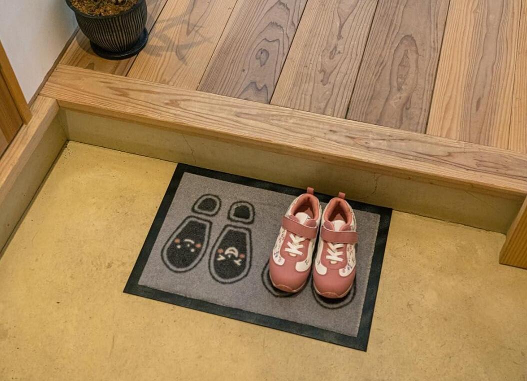 イケヒコ マット 玄関マット 靴置きマット 便利 お子様 あしあとタイプ 二人用 30×45cm