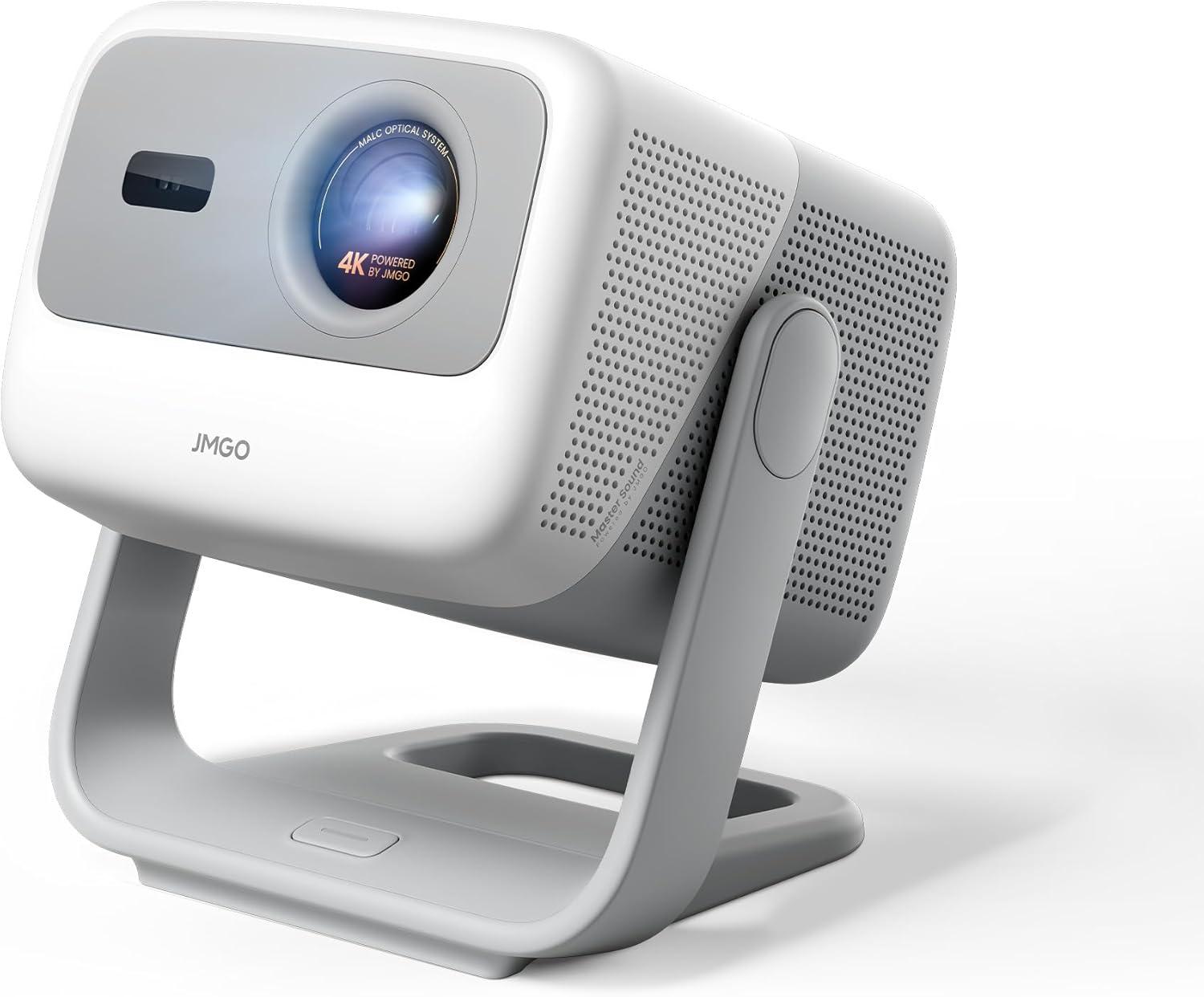 &nbsp;メーカー&nbsp;火楽科技&nbsp;商品カテゴリ&nbsp;プロジェクター＞プロジェクター本体&nbsp;発送目安&nbsp;翌日までに発送（休業日除く）&nbsp;お支払方法&nbsp;銀行振込・クレジットカード&nbsp;送料&nbsp;送料無料&nbsp;特記事項&nbsp;&nbsp;その他&nbsp;[JMGO][DLPプロジェクタ]日本でも映画館に採用され始めた3色(RGB)レーザー光源を搭載。鮮やかな赤・緑・青が織りなす、圧倒的な色彩と明るさ。4Kの映像を、まるで映画館のような迫力で再現。1100 ISOルーメンの高輝度により、明るめな部屋でも鮮明な映像が楽しめます。ジンバルスタンド一体型の革新的デザインで、壁から天井まで自在に投影可能。新たに追加されたソフトモードでは、柔らかな映像美が実現され、邦画もまるで映画館で鑑賞しているかのような臨場感を味わえます。Google TV搭載で、YouTube、Netflix、Prime Video、Disney+などの人気動画配信サービスもこれ1台で視聴可能。品質も映像も妥協しない、コスパ重視のあなたにオススメ。 ◆ 「4Kの圧倒的美しさ、妥協なく再現する映像美」