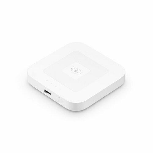 &nbsp;メーカー&nbsp;SQUARE&nbsp;商品カテゴリ&nbsp;レジスター＞レジスター本体&nbsp;発送目安&nbsp;翌日までに発送（休業日除く）&nbsp;お支払方法&nbsp;銀行振込・クレジットカード&nbsp;送料&nbsp;送料無料&nbsp;特記事項&nbsp;&nbsp;その他&nbsp;[ICタグリーダ/ライタ]・Square リーダーは、お持ちのスマホやタブレットに接続するだけで、キャッシュレス対応が出来る、最もシンプルな決済端末です。・新しいSquare リーダーには、一歩進んだバッテリーが搭載。フルに充電しておけば、一日中決済を受け付けることが可能です。 ◆ Square Readerは、お持ちのスマホやタブレットに接続するだけで、カード対応が出来る、最もシンプルな決済端末です。飲食でも、小売でも、屋外イベントでも。あなたの決済ニーズに応えます
