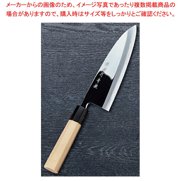 商品の仕様●青二鋼の包丁の表(平の部分)を鏡のように磨いた美しく優雅な包丁です。●材質:青二鋼 サビます●柄:朴六角半丸水牛柄※商品画像はイメージです。複数掲載写真も、商品は単品販売です。予めご了承下さい。※商品の外観写真は、製造時期により、実物とは細部が異なる場合がございます。予めご了承下さい。※色違い、寸法違いなども商品画像には含まれている事がございますが、全て別売です。ご購入の際は、必ず商品名及び商品の仕様内容をご確認下さい。※原則弊社では、お客様都合（※色違い、寸法違い、イメージ違い等）での返品交換はお断りしております。ご注文の際は、予めご了承下さい。【古より伝わる堺の名刀 堺孝行刃物】 古来から権威の象徴とされてきた日本刀。厳選された鋼を幾重にも折り重ね鍛え上げた刃心は最高の切れ味と輝きを放ち魂が宿ると伝えられています。日本の和包丁とはまさに日本刀の流れを引き継いだ世界に誇れる芸術品でもあります。細部に渡る仕上げのクオリティーは上質な包Tを作り出す職人のプライドでもあり先代より脈々と受け継がれてきた伝承の技でもあります。世界に類をみない独自の形状を持つ和包丁は魚や野菜など異なった食材を切る為に生み出された刃物であり繊細な日本料理には欠かす事の出来ない包丁です。600年の歴史を持つ堺刃物の伝統を守り続ける堺孝行ブランドをぜひ一度お手にとり世界に誇れる匠の技に触れて頂く事をスタッフー同願っております。Japanese swords have been a status symbol from ancient times. The core blade is forged by folding selected steel many times and features supreme sharpness and brilliance; it is has been said that the human soul dwells in the sword.Japanese knives are actually works of art descended from Japanese swords, and we proudly present them to the world. The quality of meticulous workmanship represents the pride of masters who create quality knives, and the quality is ensured by traditional skills that have been continuously inherited from their predecessors. Japanese knives have their own unprecedented shapes and are without parallel in the world as knives created for cutting different foods, including fishes and vegetables, and are vital for delicate apanese dishes. All of our staff members wish that you would pick up the Sakai Takayuki brand products which maintain the traditional skills of Sakai's Japanese knives and demonstrate the skills of world class masters.