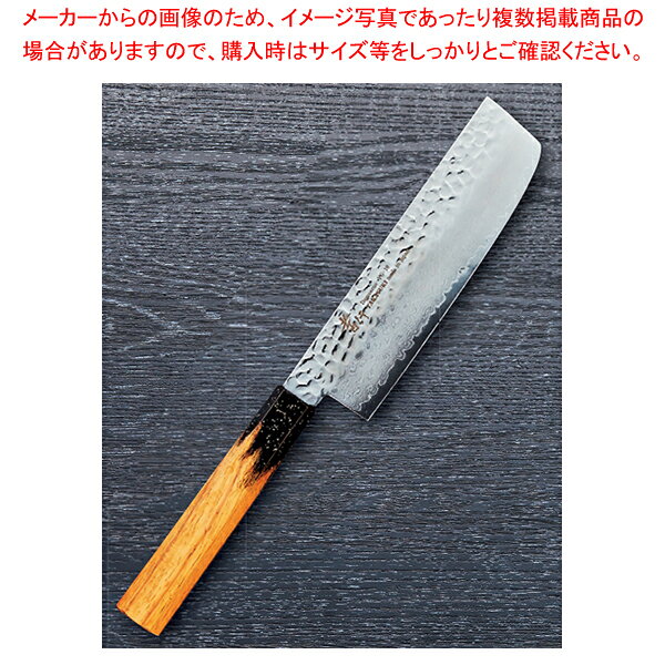商品の仕様●樫 漆(33層ダマスカス) 水に強く耐久性の極めて高い樫の木に熟練の職人が漆塗を施したハンドルを取り付けたダマスカス和式シリーズです。●材質:VG-10 サビに強い●柄:樫※商品画像はイメージです。複数掲載写真も、商品は単品販売です。予めご了承下さい。※商品の外観写真は、製造時期により、実物とは細部が異なる場合がございます。予めご了承下さい。※色違い、寸法違いなども商品画像には含まれている事がございますが、全て別売です。ご購入の際は、必ず商品名及び商品の仕様内容をご確認下さい。※原則弊社では、お客様都合（※色違い、寸法違い、イメージ違い等）での返品交換はお断りしております。ご注文の際は、予めご了承下さい。【古より伝わる堺の名刀 堺孝行刃物】 古来から権威の象徴とされてきた日本刀。厳選された鋼を幾重にも折り重ね鍛え上げた刃心は最高の切れ味と輝きを放ち魂が宿ると伝えられています。日本の和包丁とはまさに日本刀の流れを引き継いだ世界に誇れる芸術品でもあります。細部に渡る仕上げのクオリティーは上質な包Tを作り出す職人のプライドでもあり先代より脈々と受け継がれてきた伝承の技でもあります。世界に類をみない独自の形状を持つ和包丁は魚や野菜など異なった食材を切る為に生み出された刃物であり繊細な日本料理には欠かす事の出来ない包丁です。600年の歴史を持つ堺刃物の伝統を守り続ける堺孝行ブランドをぜひ一度お手にとり世界に誇れる匠の技に触れて頂く事をスタッフー同願っております。Japanese swords have been a status symbol from ancient times. The core blade is forged by folding selected steel many times and features supreme sharpness and brilliance; it is has been said that the human soul dwells in the sword.Japanese knives are actually works of art descended from Japanese swords, and we proudly present them to the world. The quality of meticulous workmanship represents the pride of masters who create quality knives, and the quality is ensured by traditional skills that have been continuously inherited from their predecessors. Japanese knives have their own unprecedented shapes and are without parallel in the world as knives created for cutting different foods, including fishes and vegetables, and are vital for delicate apanese dishes. All of our staff members wish that you would pick up the Sakai Takayuki brand products which maintain the traditional skills of Sakai's Japanese knives and demonstrate the skills of world class masters.