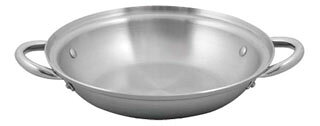 商品の仕様●外寸(mm)：φ307 底径：φ210 ●内寸(mm)：深さ：210 ●重量:210g●容量:2.2L●板厚/厚み：1.0●材質：SUS443 ●電磁調理器：100V※商品画像はイメージです。複数掲載写真も、商品は単品販売です。予めご了承下さい。※商品の外観写真は、製造時期により、実物とは細部が異なる場合がございます。予めご了承下さい。※色違い、寸法違いなども商品画像には含まれている事がございますが、全て別売です。ご購入の際は、必ず商品名及び商品の仕様内容をご確認下さい。※原則弊社では、お客様都合（※色違い、寸法違い、イメージ違い等）での返品交換はお断りしております。ご注文の際は、予めご了承下さい。→単品での販売はこちら