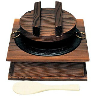 商品の仕様●外寸(mm)：木台：225×225 釜：φ200×H95 釜口径：φ153●内寸(mm)：釜口径：φ145 ●材質：鉄(内面ホーロー仕上げ) 木 ■● 炊き上がり：約2合● ■付属品：しゃもじ、、※商品画像はイメージです。複数掲載写真も、商品は単品販売です。予めご了承下さい。※商品の外観写真は、製造時期により、実物とは細部が異なる場合がございます。予めご了承下さい。※色違い、寸法違いなども商品画像には含まれている事がございますが、全て別売です。ご購入の際は、必ず商品名及び商品の仕様内容をご確認下さい。※原則弊社では、お客様都合（※色違い、寸法違い、イメージ違い等）での返品交換はお断りしております。ご注文の際は、予めご了承下さい。