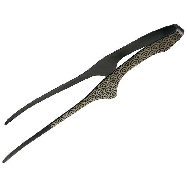 商品の仕様●外寸(mm)：全長：240 ●重量:56g●材質：18-0ステンレス オールサテン仕上げ ●表面加工：黒酸化発色●製造国：日本■● 焼肉、取り分け、盛り付けに最適！● ハンドル・先端部に滑り止め加工を施して有りますので作業性抜群です。● 先端部は細く、薄くデザインされておりますので細かな作業に適し菜箸や盛箸としても大変便利です。● そのまま置いても先端がテーブルに触れない衛生的な形状です。※商品画像はイメージです。複数掲載写真も、商品は単品販売です。予めご了承下さい。※商品の外観写真は、製造時期により、実物とは細部が異なる場合がございます。予めご了承下さい。※色違い、寸法違いなども商品画像には含まれている事がございますが、全て別売です。ご購入の際は、必ず商品名及び商品の仕様内容をご確認下さい。※原則弊社では、お客様都合（※色違い、寸法違い、イメージ違い等）での返品交換はお断りしております。ご注文の際は、予めご了承下さい。