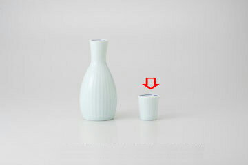 商品の仕様●青白玉千筋 グイ呑●4.1×4.7cm 30cc●1個※商品画像はイメージです。複数掲載写真も、商品は単品販売です。予めご了承下さい。※商品の外観写真は、製造時期により、実物とは細部が異なる場合がございます。予めご了承下さい。※色違い、寸法違いなども商品画像には含まれている事がございますが、全て別売です。ご購入の際は、必ず商品名及び商品の仕様内容をご確認下さい。※原則弊社では、お客様都合（※色違い、寸法違い、イメージ違い等）での返品交換はお断りしております。ご注文の際は、予めご了承下さい。【2018PO】→お買い得な「まとめ買い10個セット」はこちら