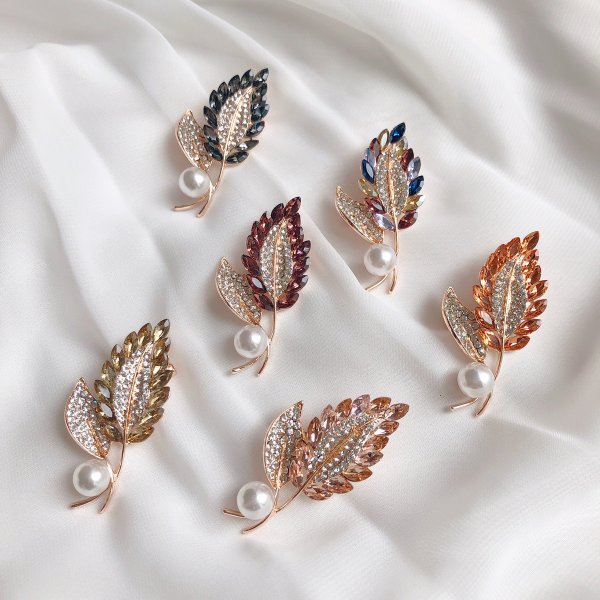 【1000円ポッキリ 送料無料】 ブローチ ピン パール ビジューダブルリーフモチーフ ゴールド おしゃれ キラキラ ゴージャス ポイント 大人 レディース 高級感のサムネイル