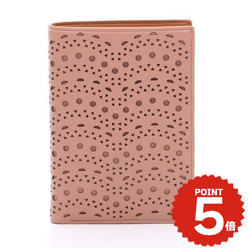 サイズ：11.5 x 16 x 2 cm 仕様：札入れx1 ポケット×2 カード入れ×3 素材：合皮 パスポートケース,プレゼント用ラッピング袋のセット品 ※入荷時期により、ラッピングの仕様が変更になる場合があります。予めご了承下さい。