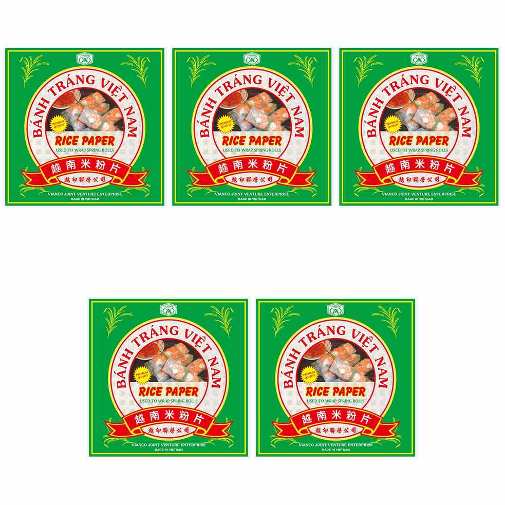 【商品説明】 ビアンコ ライスペーパー DM22 250g [米関連] の 商品概要 お米特有の風味が豊かで薄く破れにくい ベトナムの在来種「トナム米」から作ったライスペーパーは、お米特有の風味が豊かで薄くて破れにくいのが特徴です。生春巻きにベストな最も一般的な直径22cmサイズ。 ライスペーパーを上手に戻すコツ! ライスペーパーは、あまり柔らかく戻さずにやや固めに戻します。具材をのせていく間にちょうど良い固さに戻り、巻きやすくなり形よく綺麗に仕上がります。 ライスペーパーの美味しい食べ方 生春巻きにはスイートチリソースや、ニュクチャム(ニュクマムとレモン、砂糖、唐辛子、にんにく)をつけて。具を包んで揚げる、蒸して食べても美味しく召し上がれます。 現地の食べ方 現地では、生春巻きや揚げ春巻きの材料以外に、おかずと野菜、ハーブをライスペーパーで一緒に巻き、お好みのディッピングソースにつけて食べたりします。 内容量:250g セット内容:5個 【商品スペック】 ビアンコ ライスペーパー DM22 250g [米関連] の商品スペック その他 ●名称:ライスペーパー DM22 ●原材料名:タピオカでん粉、米粉、食塩 ●内容量:250g ●保存方法:直射日光、高温多湿の場所を避けて保存 ●原産国名:ベトナム ●輸入者:(株)ドーバーフィールド ファーイースト ●栄養成分表示 1食分(100g)当たり ・エネルギー:345kcal ・タンパク質:0.3g ・脂質:0.5g ・炭水化物:84.9g ・食塩相当量:0.8g(ドーバーフィールド ファーイースト分析値) ■アレルゲン情報:該当なし(28品目中) 他のdfeの食品&飲料・お酒を探す 食品&飲料・お酒 ビアンコ>乾物 ビアンコ>ライスペーパー ビアンコ メーカー都合により、パッケージや内容が変更となる場合がございます。パッケージ変更を理由とした返品は承っておりません。