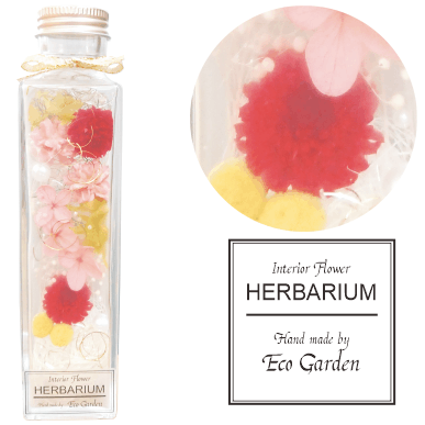 ■HERBARIUM■ハーバリウム ピンク（フラワーコーン＆千日紅）　 上品で透明感のある爽やかななハーバリウムです。 お好きな場所に飾ってお楽しみください。 お誕生日等、記念日のプレゼント・ギフトとしても最適です。 無料ギフトラッピング・無料カード、承ります。 安心・安全・高品質なシリコンオイル使用 置くだけお洒落なインテリア 水替え不要・枯れないお花♪ 瓶の中にお花を閉じ込めた観賞用のインテリアです。 プリザーブドフラワーやドライフラワーを専用オイルに浸しています。 生花とは異なり、お手入れの必要もなく長期間楽しめます。 ギフトにもおすすめです♪ ※当店のハーバリウムは、造花(アーティフィシャルフラワー)は一切使用しておりません。 　植物本来の美しさをお楽しみ頂けます。 　安心してご利用くださいませ。 〔ボトル〕直径4.0×高さ16.5cm 〔内容〕 ・ボタンフラワー 　　　　 ・千日紅 　　　 　・かすみそう 　　　 　・あじさい 　　　 　・サンウィーバイン 　　　　 ・フラワーコーン 　　　 　・カーリースモーク 　　　 　・パール 　　　 　・シサル麻 　　　 　・シリコンオイル 　　　　 ※無料カード・無料ラッピング承ります！ 　ご希望のカード等を選択してください。 　 ギフトとしてもおすすめです！ （お誕生日・お祝い・内祝い・入学祝い・進学祝い・卒業祝い・退職記念・記念品・結婚祝い・結婚記念日・新築祝い・引っ越し祝い・金婚・銀婚・還暦・喜寿・米寿・ご長寿お祝い・母の日・父の日・敬老の日・クリスマス・ホワイトデー・お誕生祝い・お祝い返し・お見舞い・記念日・お礼・お餞別・お正月飾り・お年賀・お供え・粗供養・手土産・春・夏・秋・冬・・・等、季節のご挨拶やインテリアに・・） 〔ご注意〕 　　■安全・高品質のシリコンオイルを使用しておりますが、火気厳禁です。 　　■劣化防止の為にも蓋は開けないでください。 　　■自然素材の為、大きさや色等に個体差がございます。ご了承ください。 　　■当店では品質の高いシリコンオイルを使用しておりますが、花材によっては色落ちする場合がございます。ご了承ください。 　　 必見！絶対お得♪アウトレット ハーバリウムウエディング特集 　　 プリザーブドフラワー【ローズアレンジメント】（造花は一切使用しておりませんので安心してご利用くださいませ） 　　 水替え不要・人気のプリザ薔薇（ローズ） 花材は全て本物!ギフトとしても人気です 【お誕生日ギフト特集】お手入れ不要♪贈って喜ばれるギフト 絶対お得♪【オンリーワンのアウトレットセール】HERBARIUM （ハーバリウム） ■エコガーデン■HERBARIUM（ハーバリウム)　■ピンク（フラワーコーン＆千日紅）■ （ 送料無料 / ラッピング無料 / メッセージカード無料 ） 上品で透明感のある爽やかななハーバリウムです。 お好きな場所に飾ってお楽しみください。 お誕生日等、記念日のプレゼントとしても最適です。 ギフトにもおすすめ！ 無料ギフトラッピング・無料カード、承ります。 専用のシリコンオイルにドライフラワーやプリザーブドフラワーを浸した鑑賞用のインテリアです。 水替え等の必要がなく、鮮やかなお花と光の美しさを楽しめます。 ※当店のハーバリウムは、造花(アーティフィシャルフラワー)は一切使用しておりません。 植物本来の美しさをお楽しみ頂けます。安心してご利用くださいませ。 ギフトとしてもおすすめです！ （お誕生日・お祝い・内祝い・入学祝い・進学祝い・卒業祝い・退職記念・記念品・結婚祝い・結婚記念日・新築祝い・引っ越し祝い・金婚・銀婚・還暦・喜寿・米寿・ご長寿お祝い・母の日・父の日・敬老の日・クリスマス・ホワイトデー・お誕生祝い・お祝い返し・お見舞い・記念日・お礼・お餞別・お正月飾り・お年賀・お供え・粗供養・手土産・春・夏・秋・冬・・・等、季節のご挨拶やインテリアに・・）