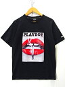 古着 PLAYBOY REGIEVO プレイボーイ レジエボ コラボ ルージュフォトプリントTシャツ フォトT 半袖 S/S コットン メンズ トップス カットソー サイズ M ブラック系　になります。薄い汚れなどの着用感がございますが、中古慣れしている方なら問題なく着用出来ます。状態等は写真にてご確認ください。 着用感 表記サイズ 肩幅 身幅 着丈 袖丈 メンズ M 41cm 47cm 60.5cm 21cm ※測定値の若干の誤差はご了承ください。 色 ブラック系 素材 コットン100％ ※当店の扱っている商品は主に中古品になります。 ※USED品ですので多少の使用感などございます。感じ方の個人差はご了承ください。 ※ほつれ・キズ・汚れ等の細かな見落としは等はご了承ください。 ※モニターの発色の具合によって実際のものと色が異なる場合があります。 ※古着という事をご理解の上ご注文よろしくお願いします。