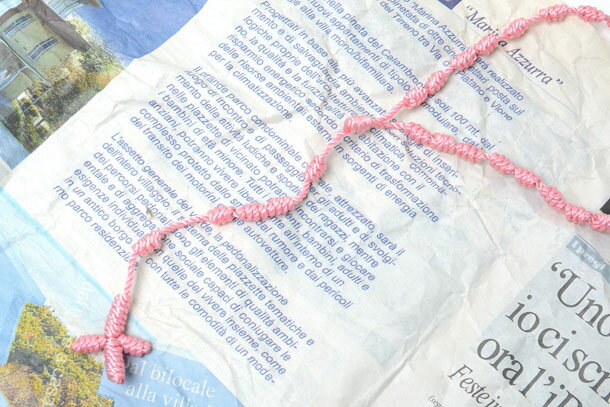 【ロザリオ ネックレス】【ゴシック】【定番人気】【ギフト】【お守り】★紐編み クロス ロザリオ ネックレス ペンダント ピンク