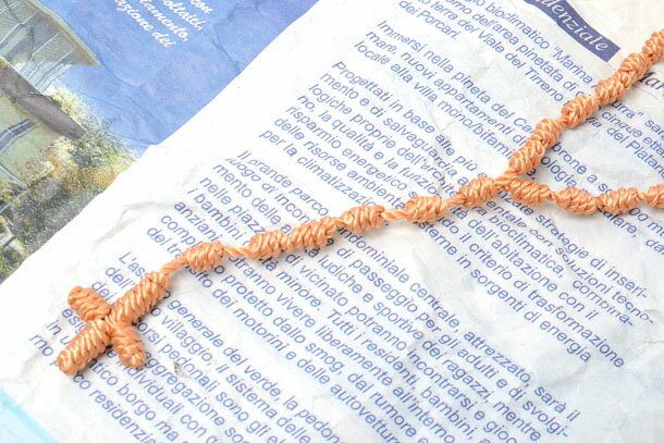 【ロザリオ ネックレス】【ゴシック】【定番人気】【ギフト】【お守り】★紐編み クロス ロザリオ ネックレス ペンダント ベージュ